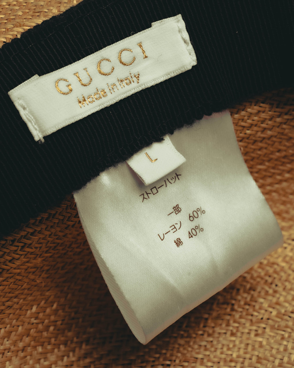 内側に配されたGUCCI／Made in Italyのブランドタグと、サイズL・ストローハット表記を確認できるタグカット。一部素材としてレーヨン60％、綿40％の品質表示も写しています。