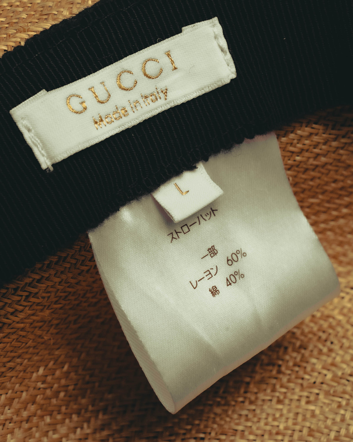 内側に配されたGUCCI／Made in Italyのブランドタグと、サイズL・ストローハット表記を確認できるタグカット。一部素材としてレーヨン60％、綿40％の品質表示も写しています。