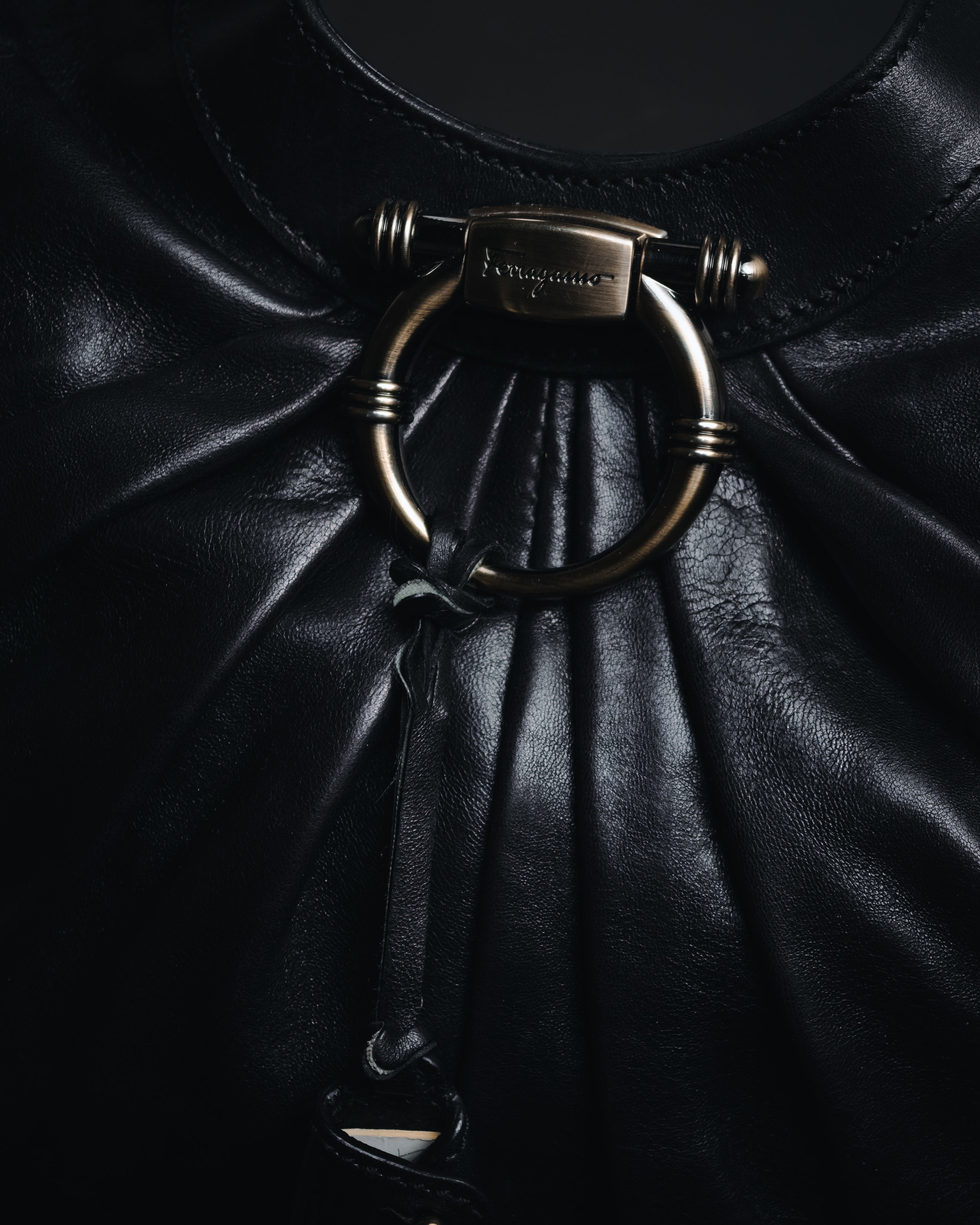 –SPECIAL– "Salvatore Ferragamo"
00’s Gancini gathered leather hobo bag