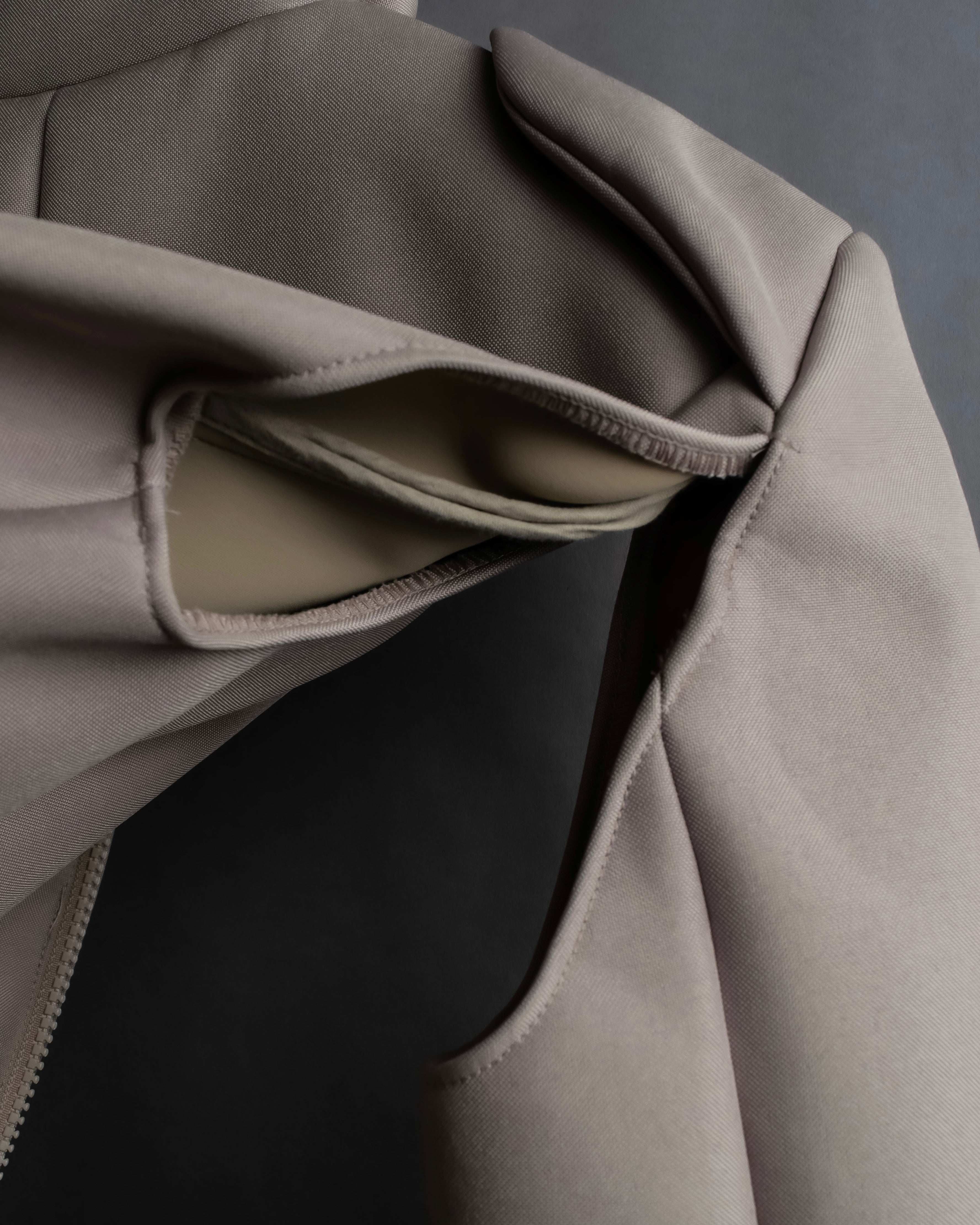 "Maison Martin Margiela × H&M"
Reconstructed zip-up design jacket