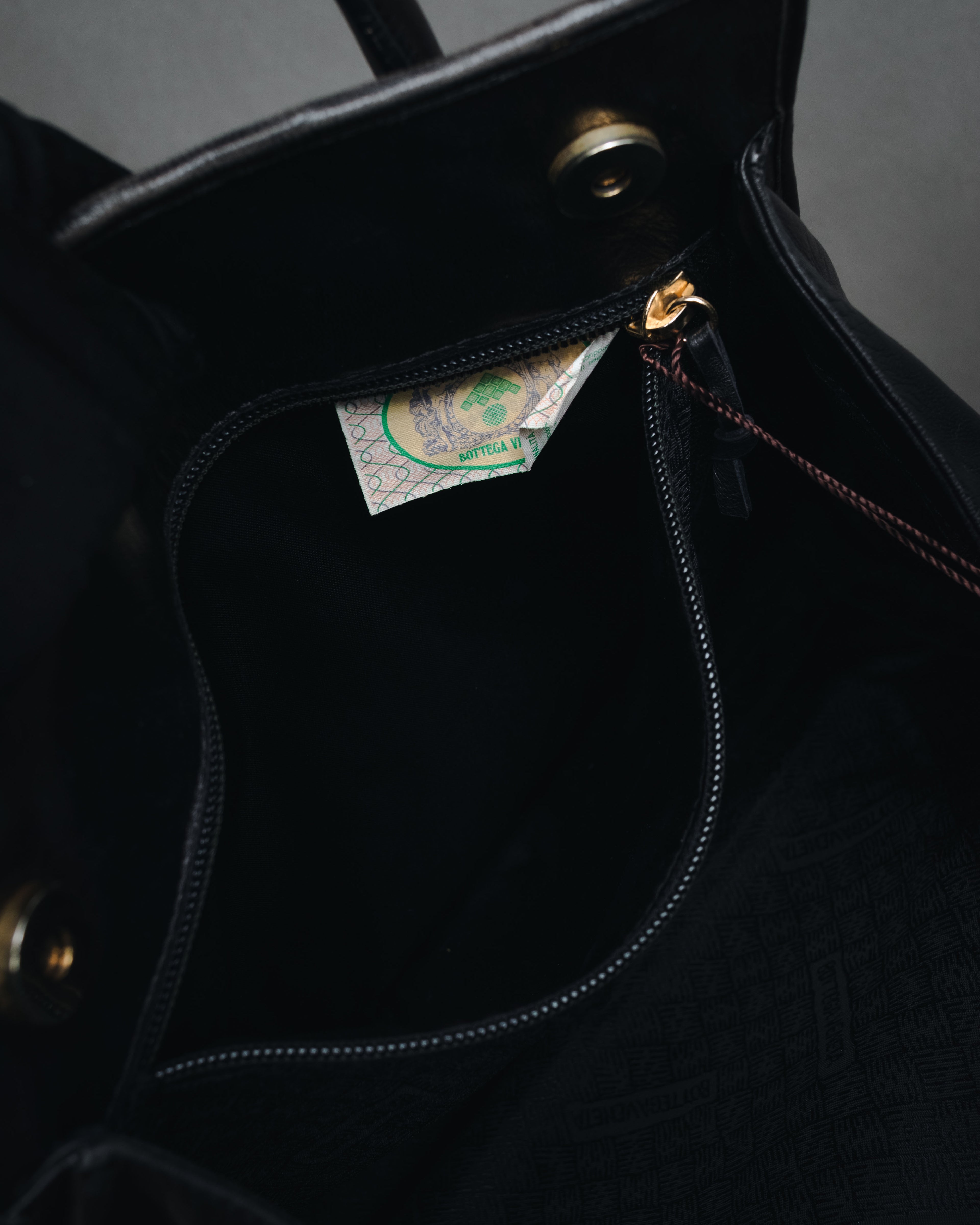 –SPECIAL– "BOTTEGA VENETA"
90’s-00’s intrecciato trapezoid handle bag