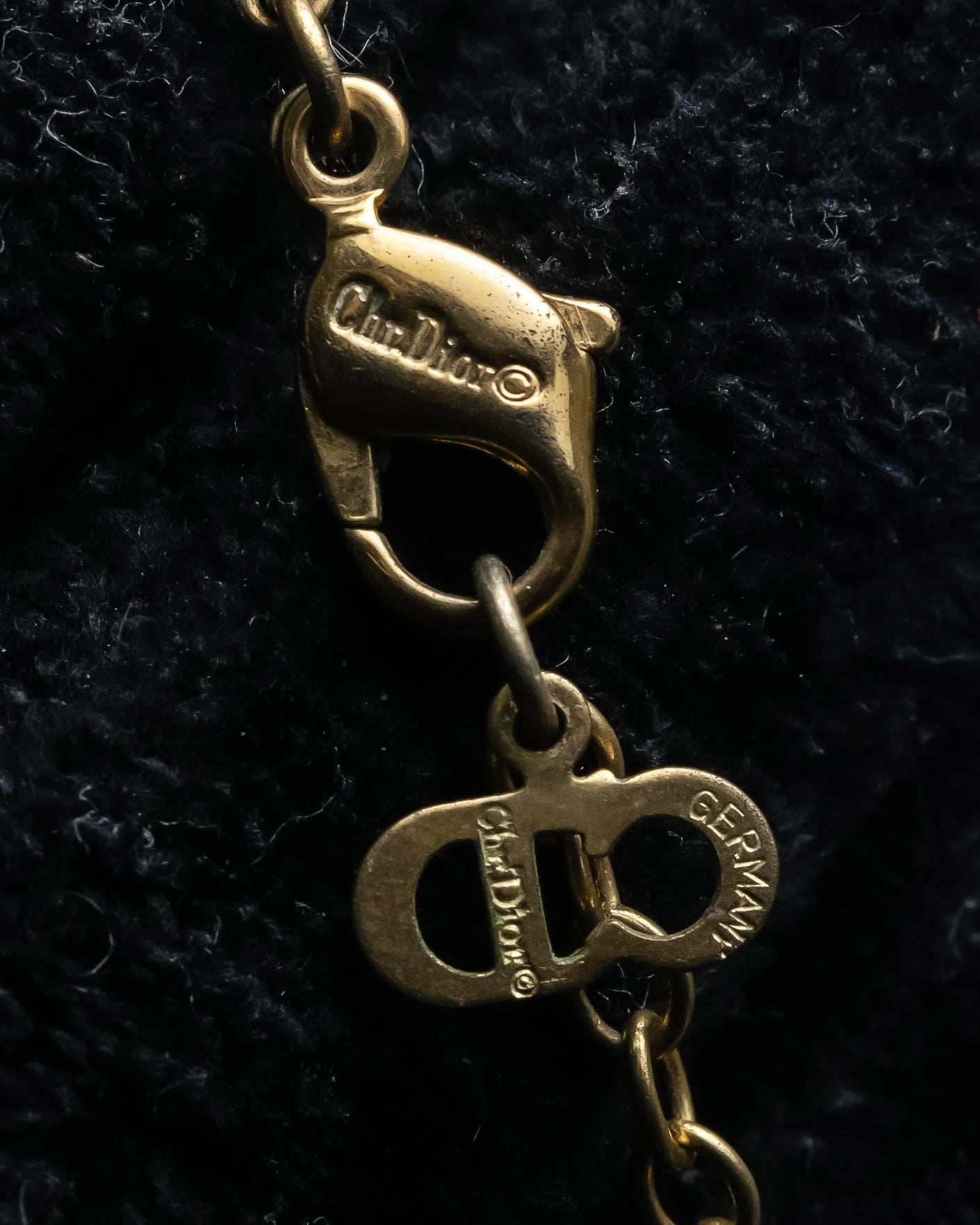 "Christian Dior" Logo engraved oval top motif gold necklace