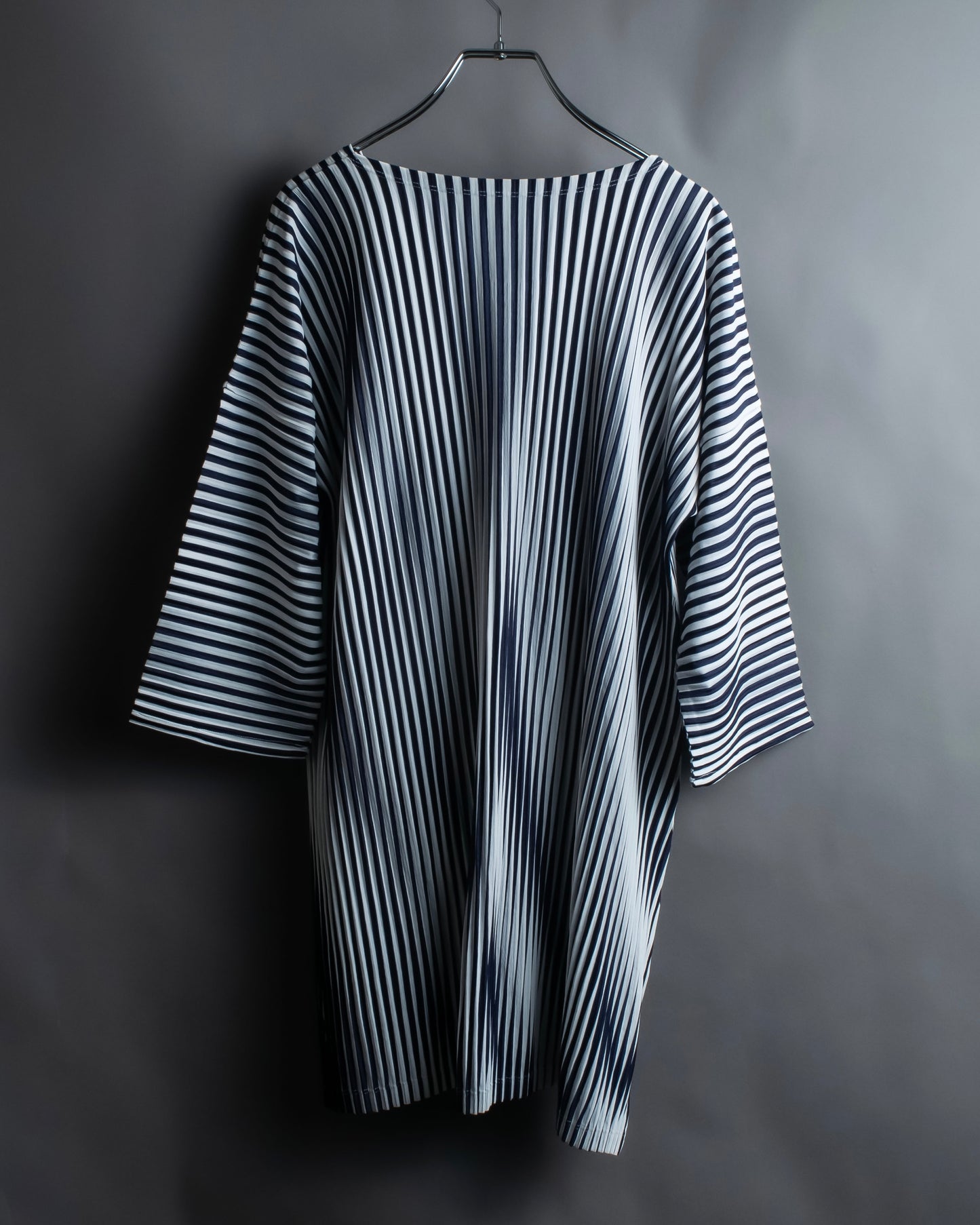 "PLEATS PLEASE ISSEY MIYAKE" Monotone color pleated oversized tops