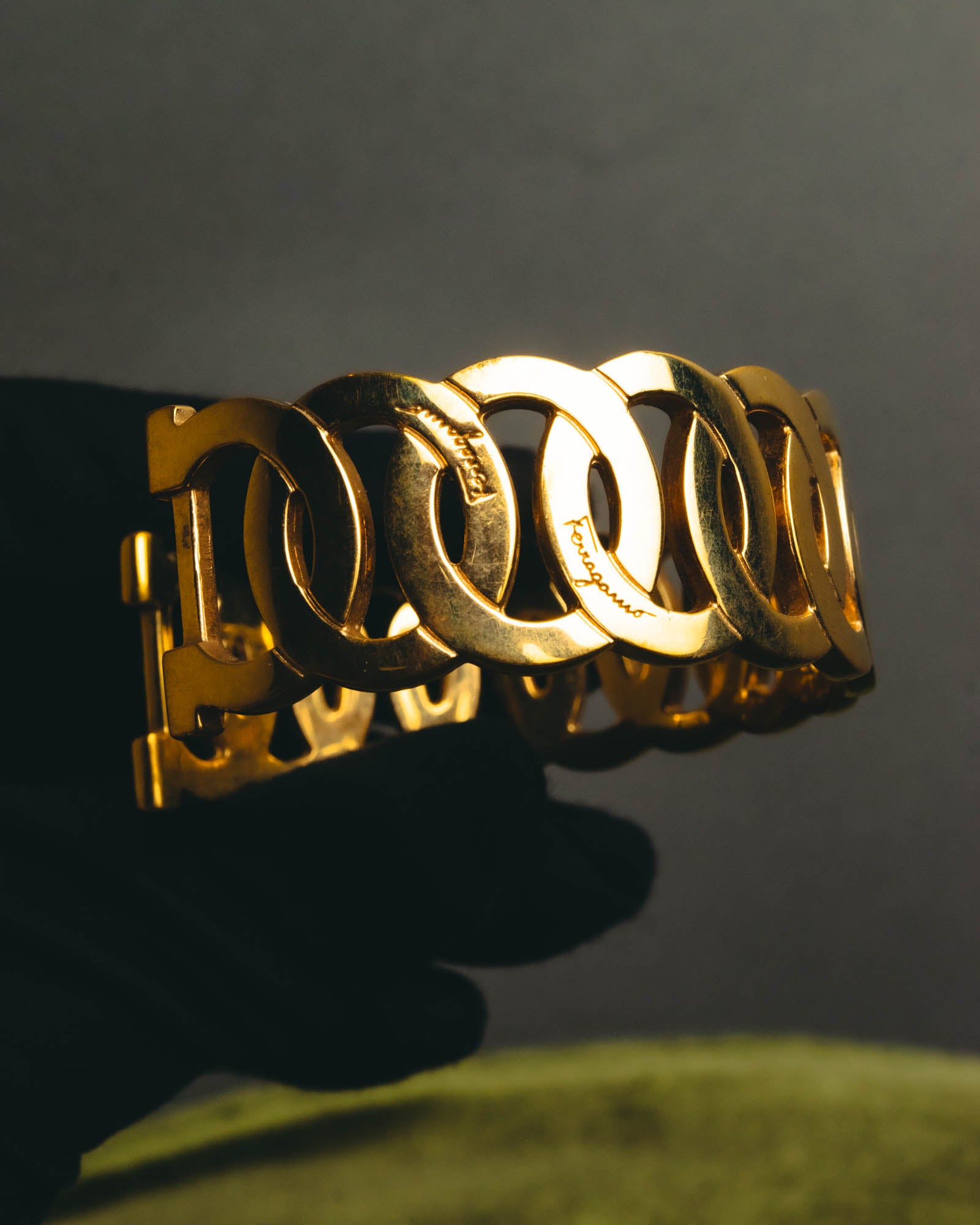 “Salvatore Ferragamo” 90’s-00’s Gancini motif gold bangle