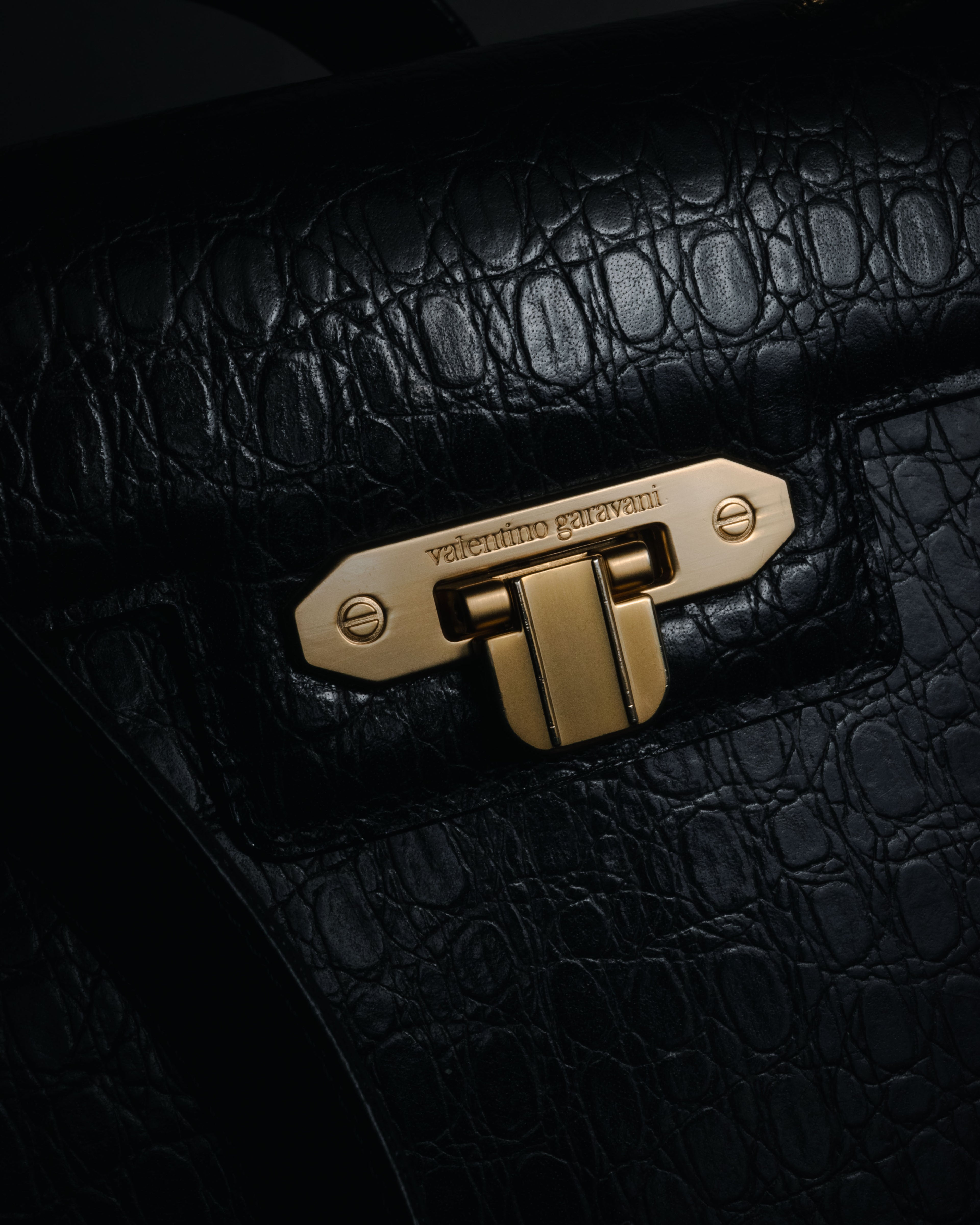 –SPECIAL– "Valentino Garavani"
1985-95 Croc embossed trapezoid top handle bag