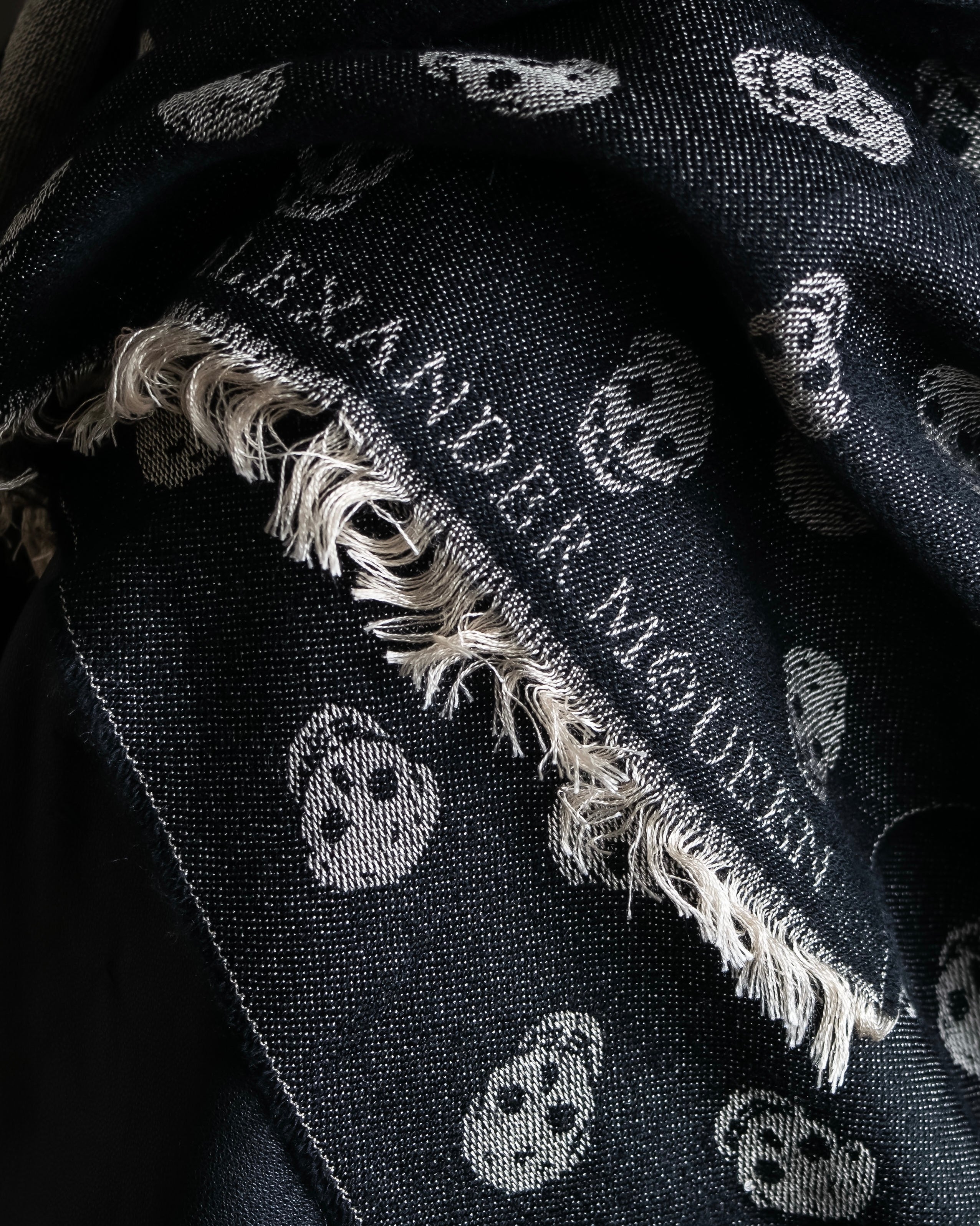 "Alexandar McQueen" Skull pattern fringe design large stole