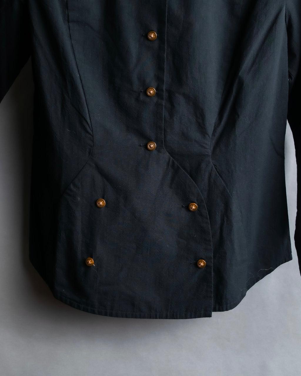 "Vivienne Westwood RED LABEL"
 Front button cutting design shirt