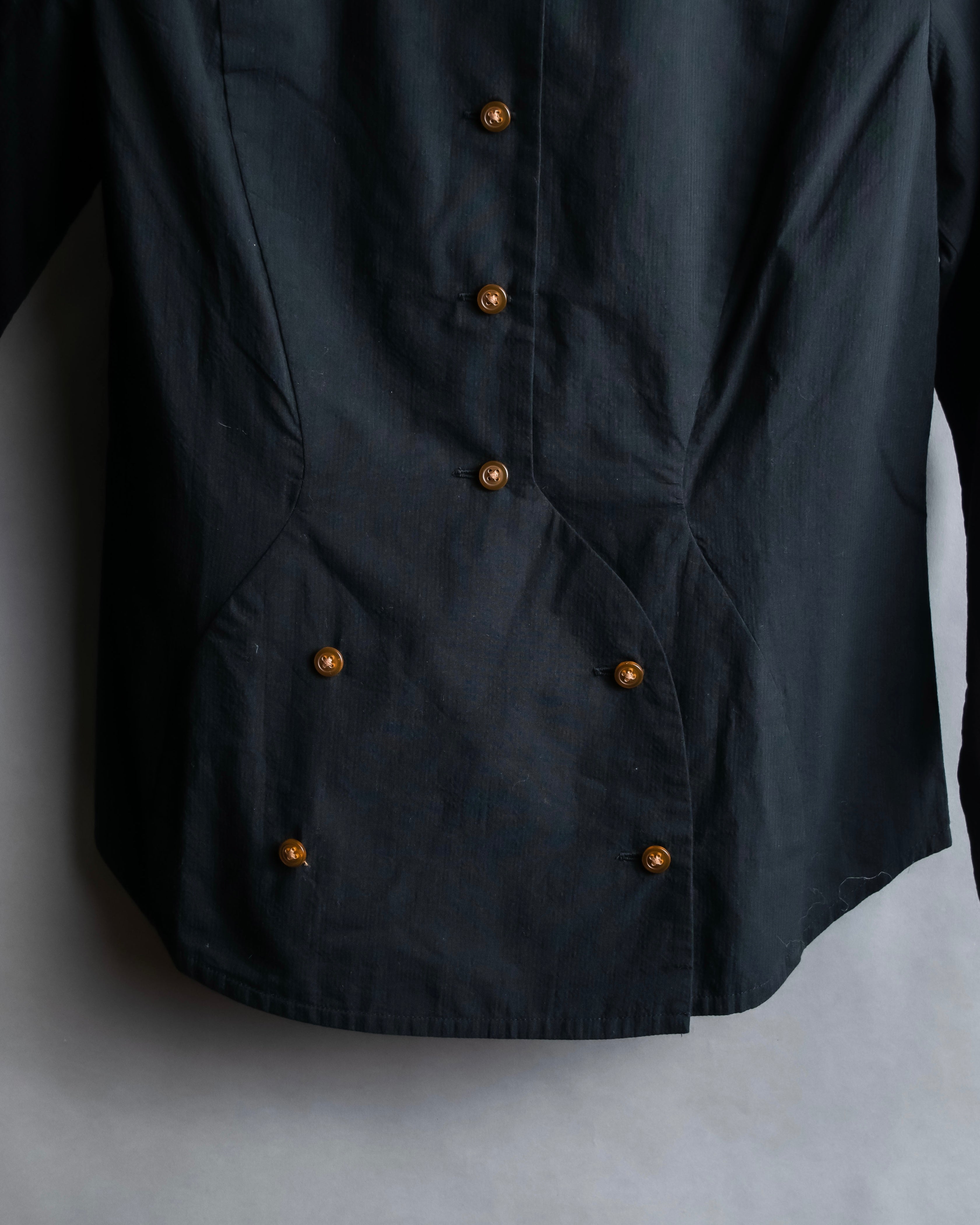"Vivienne Westwood RED LABEL"
 Front button cutting design shirt