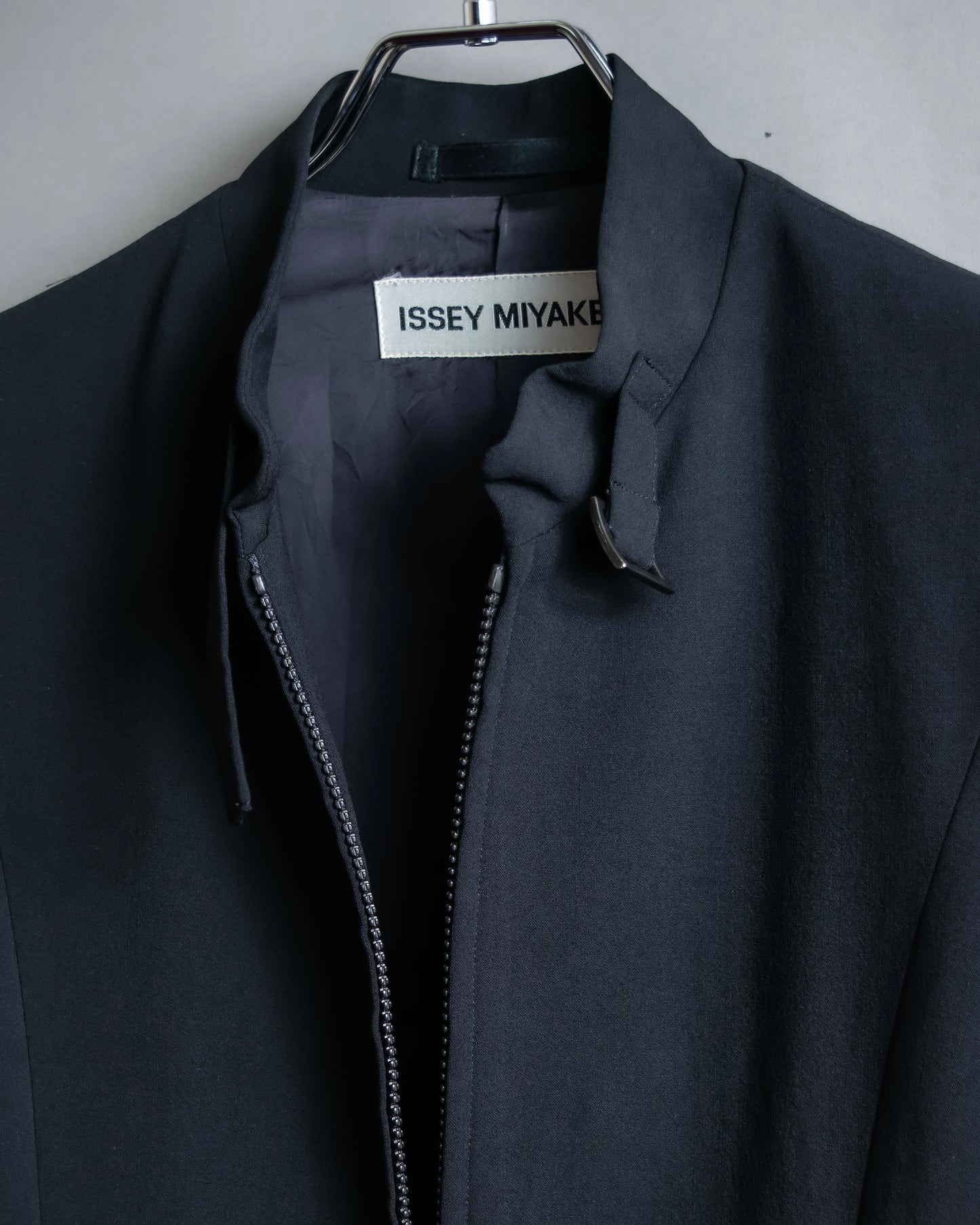 “ISSEY MIYAKE”  Chin belt designed stand collar jacket