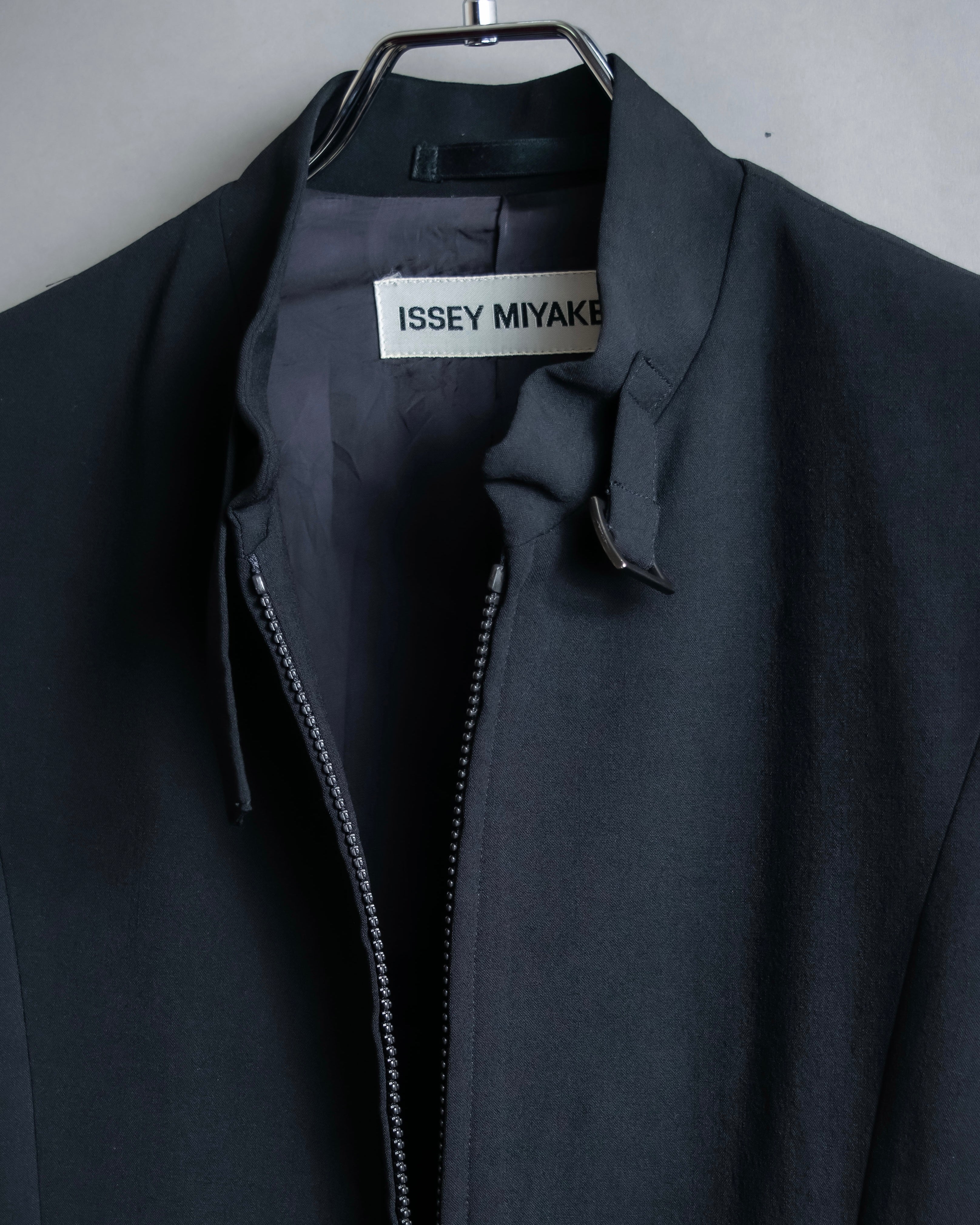 “ISSEY MIYAKE” Chin belt designed stand collar jacket