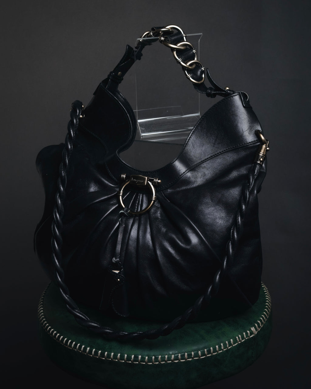 –SPECIAL– "Salvatore Ferragamo"
00’s Gancini gathered leather hobo bag