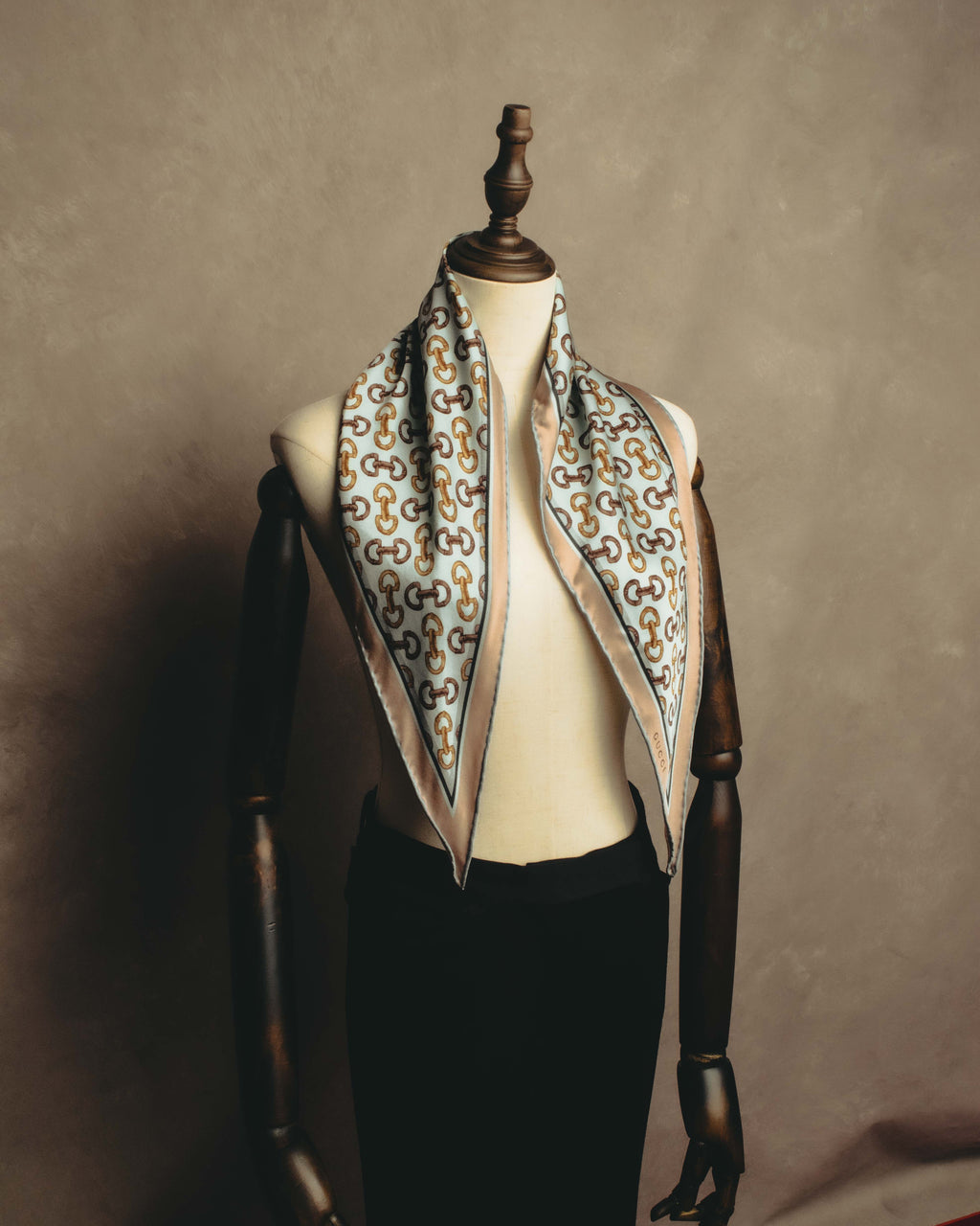 "GUCCI" 80's-90's Horsebit print square silk scarf