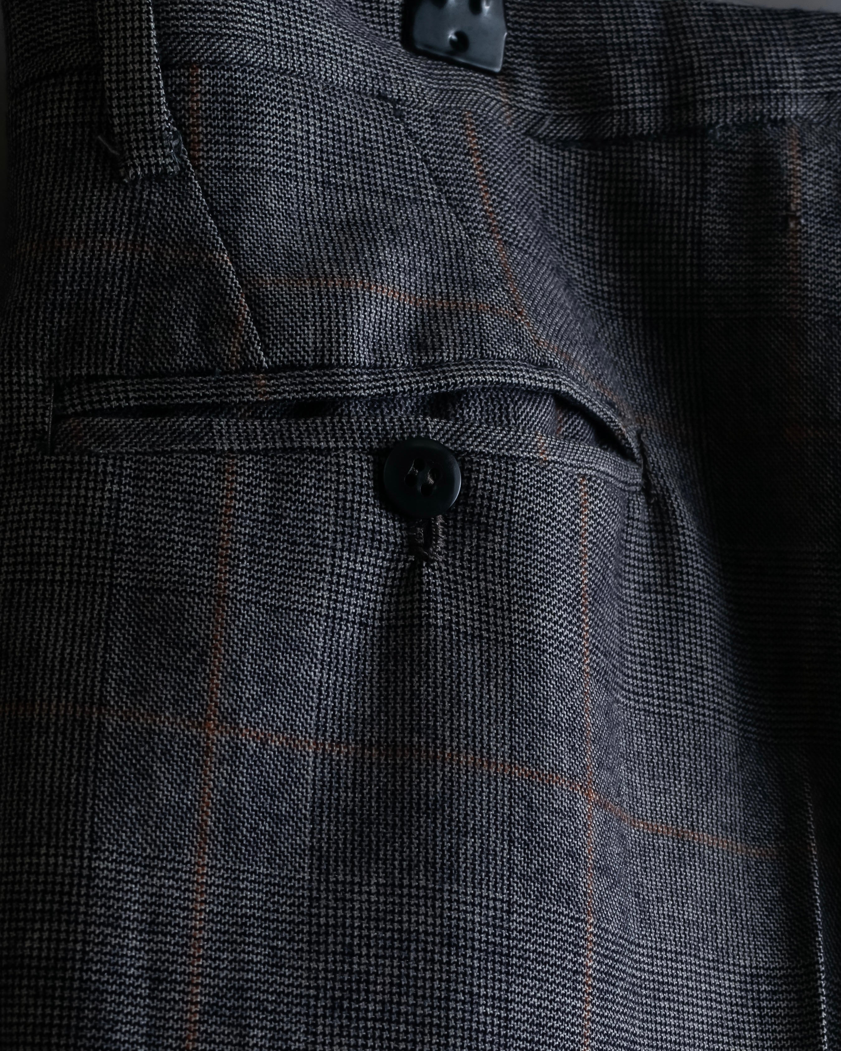 Pantalones vintage con detalle de botones, ventana de estampado a cuadros