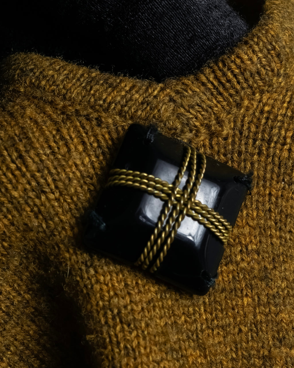 "PRADA" Jewelry decorative design V-neck knit