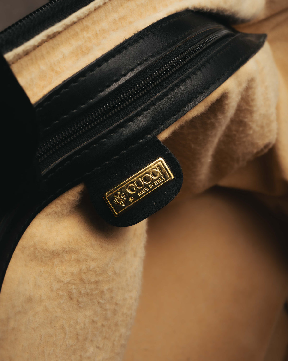 -SPECIAL- "GUCCI" 70's-80's Crest-detailed black leather two-way duffle bag