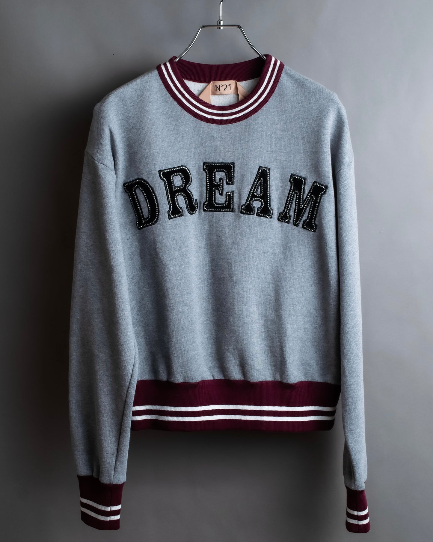 "Ｎ21 NUMERO VENTUNO" DREAM rhinestone design box silhouette
sweatshirt