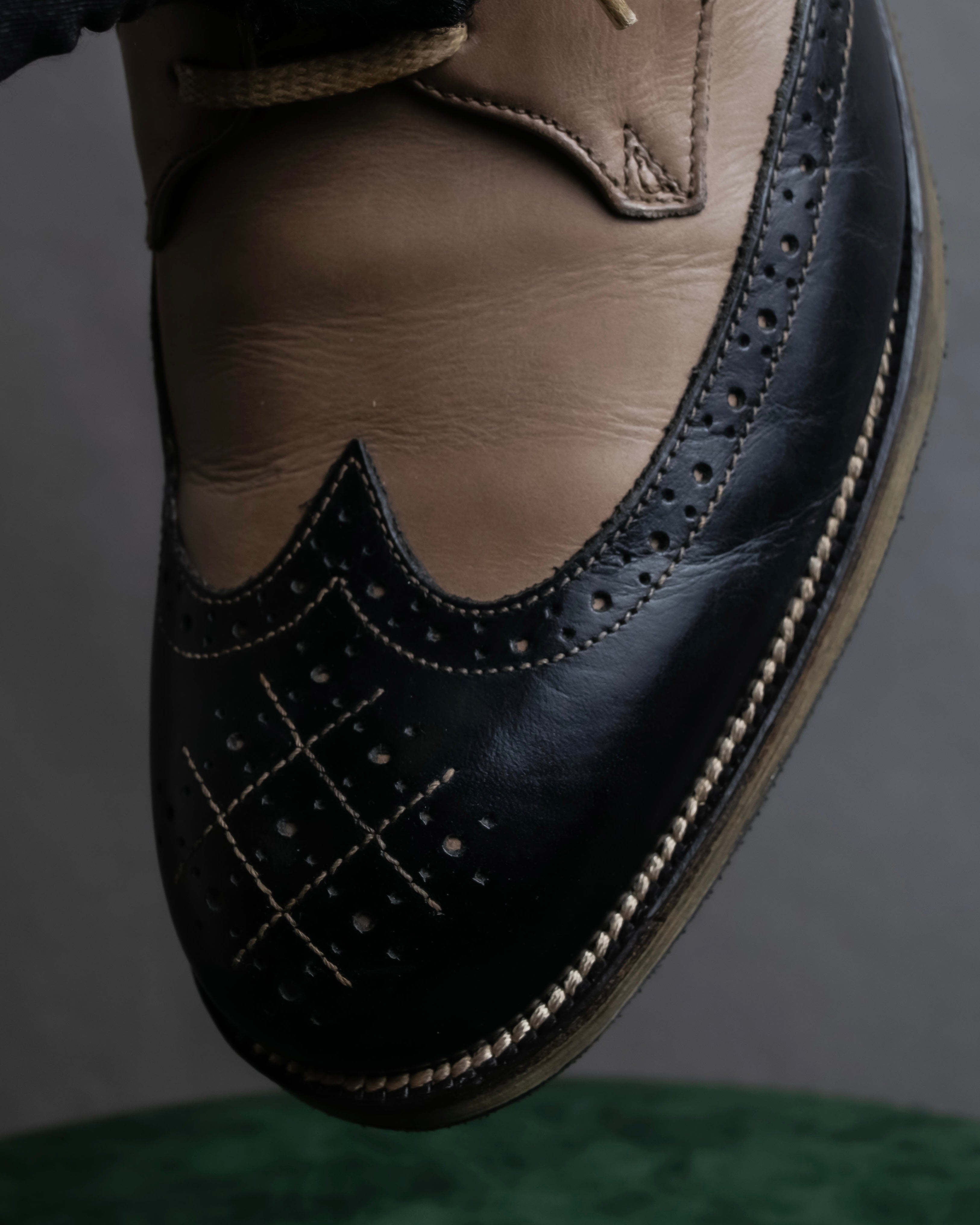 "KATHARINE HAMNETT" Wingtip design bicolor leather shoes