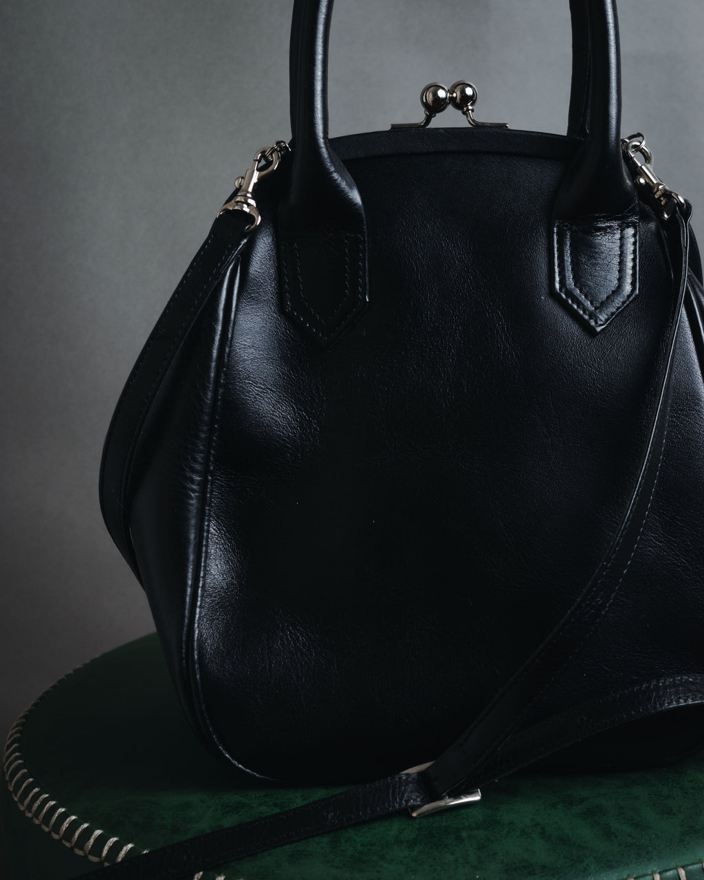 "Y’s" 22AW sculptural kiss-lock leather bag