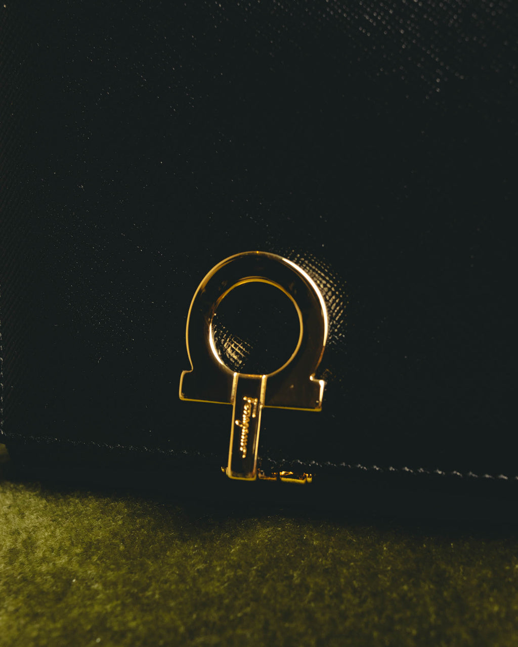 "Salvatore Ferragamo" 80's–00's Classic gancini bifold wallet