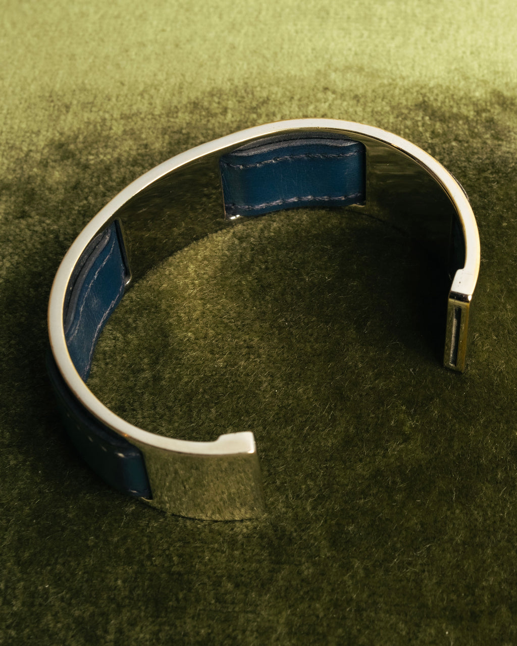 “HERMÈS” 90’s-00’s Leather inset gold metal cuff bangle