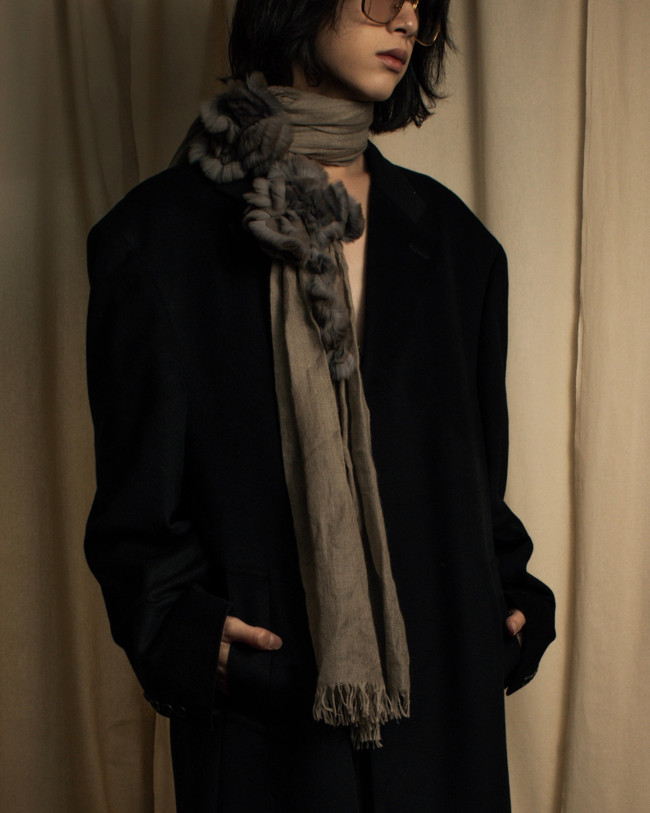 "FENDI" 04-10's Petal motif fur docking long muffler