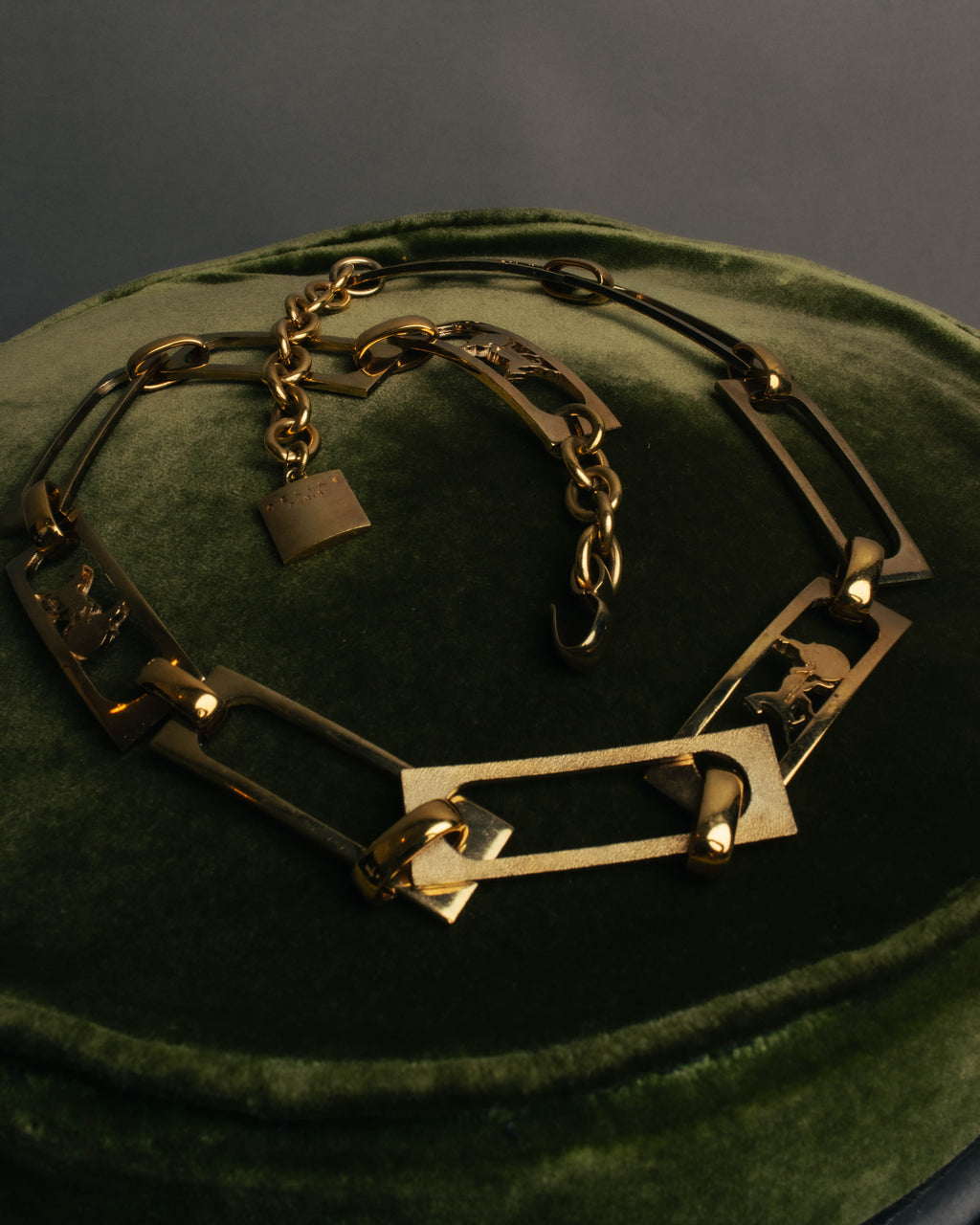 "CELINE" 70's-80's Sulky motif gold metal chain belt