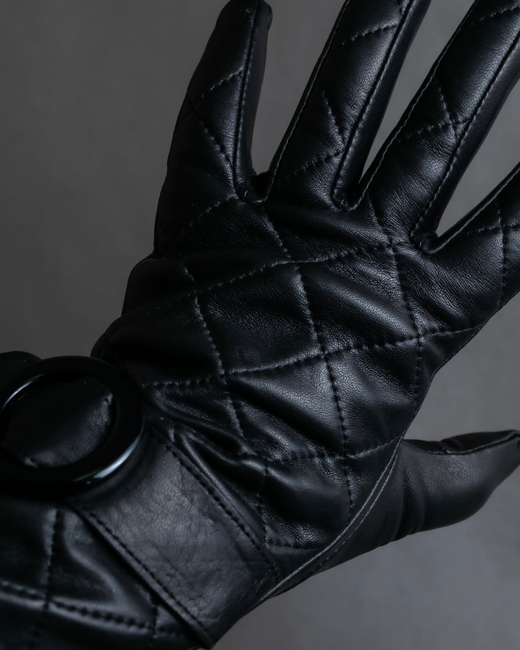 "Pierre Cardin" Belt buckle design quilted leather gloves