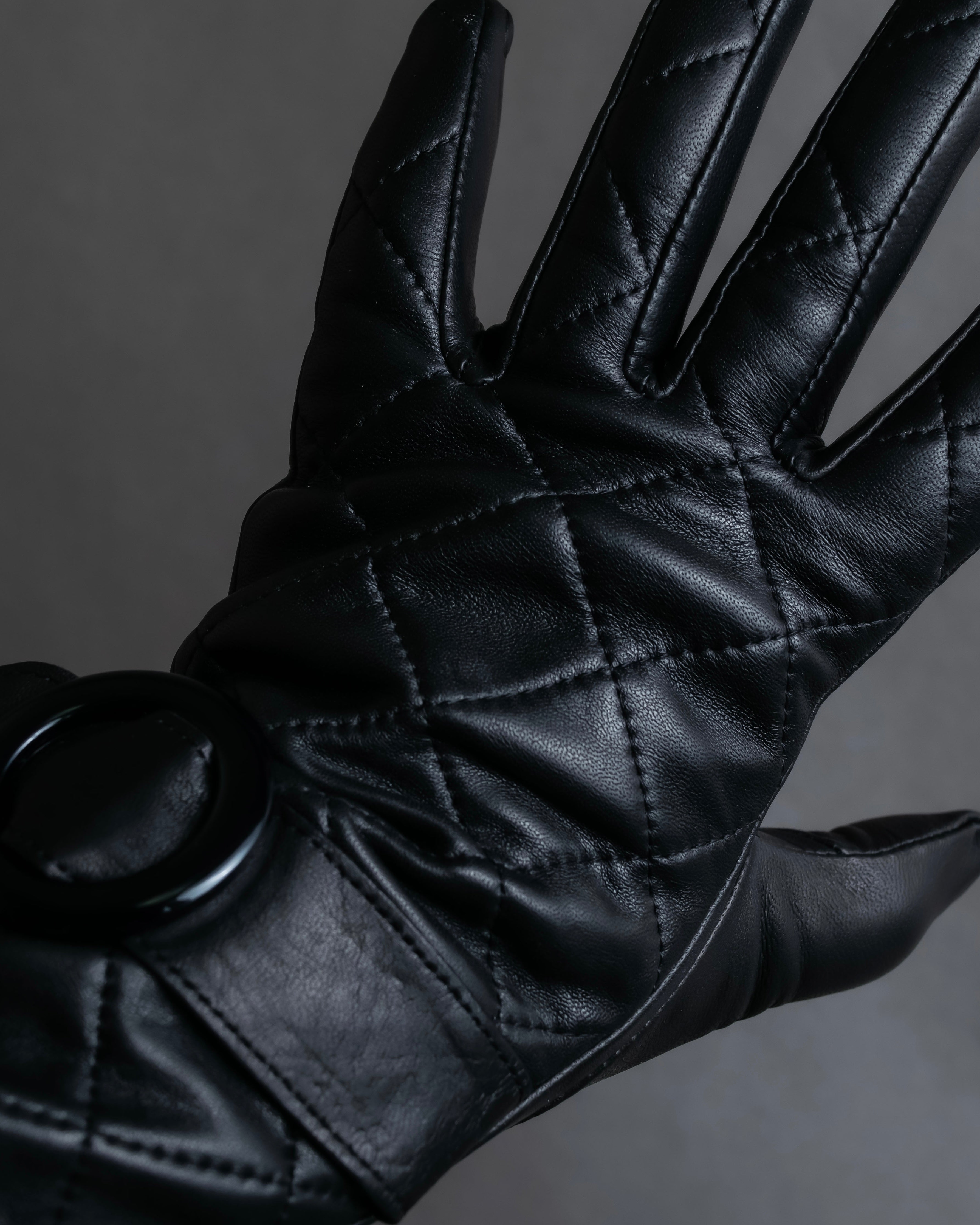 "Pierre Cardin" Belt buckle design quilted leather gloves