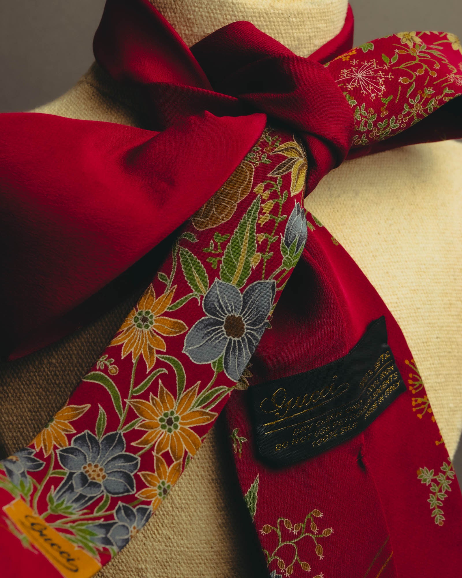 "GUCCI" 70's-80's Floral silk scarf tie