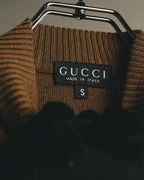 黒地に白文字でGUCCI MADE IN ITALYを織り込んだネームタグと、直下に配されたSサイズタグのカット。細かなリブ編みのネック内側も確認できます。