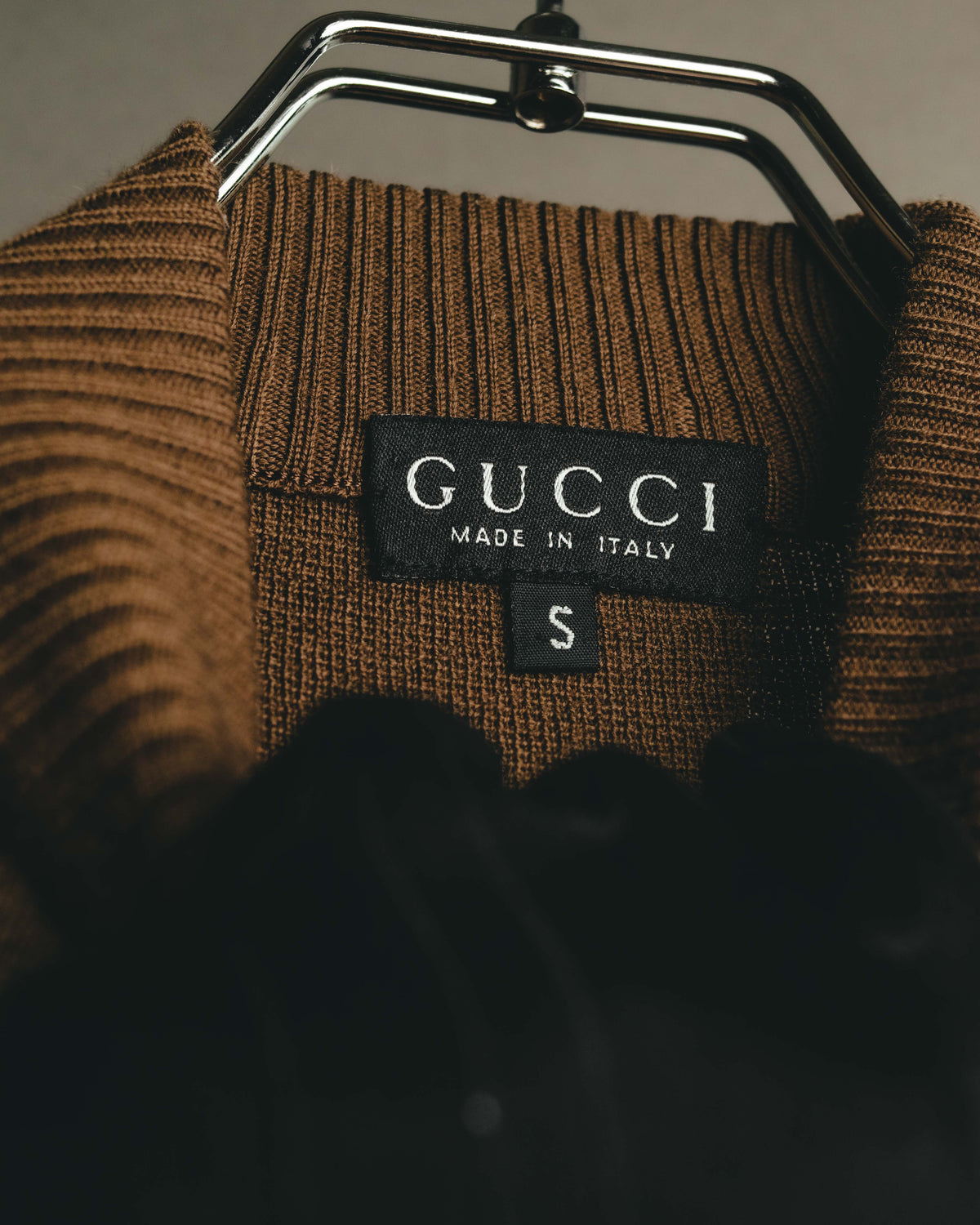 黒地に白文字でGUCCI MADE IN ITALYを織り込んだネームタグと、直下に配されたSサイズタグのカット。細かなリブ編みのネック内側も確認できます。
