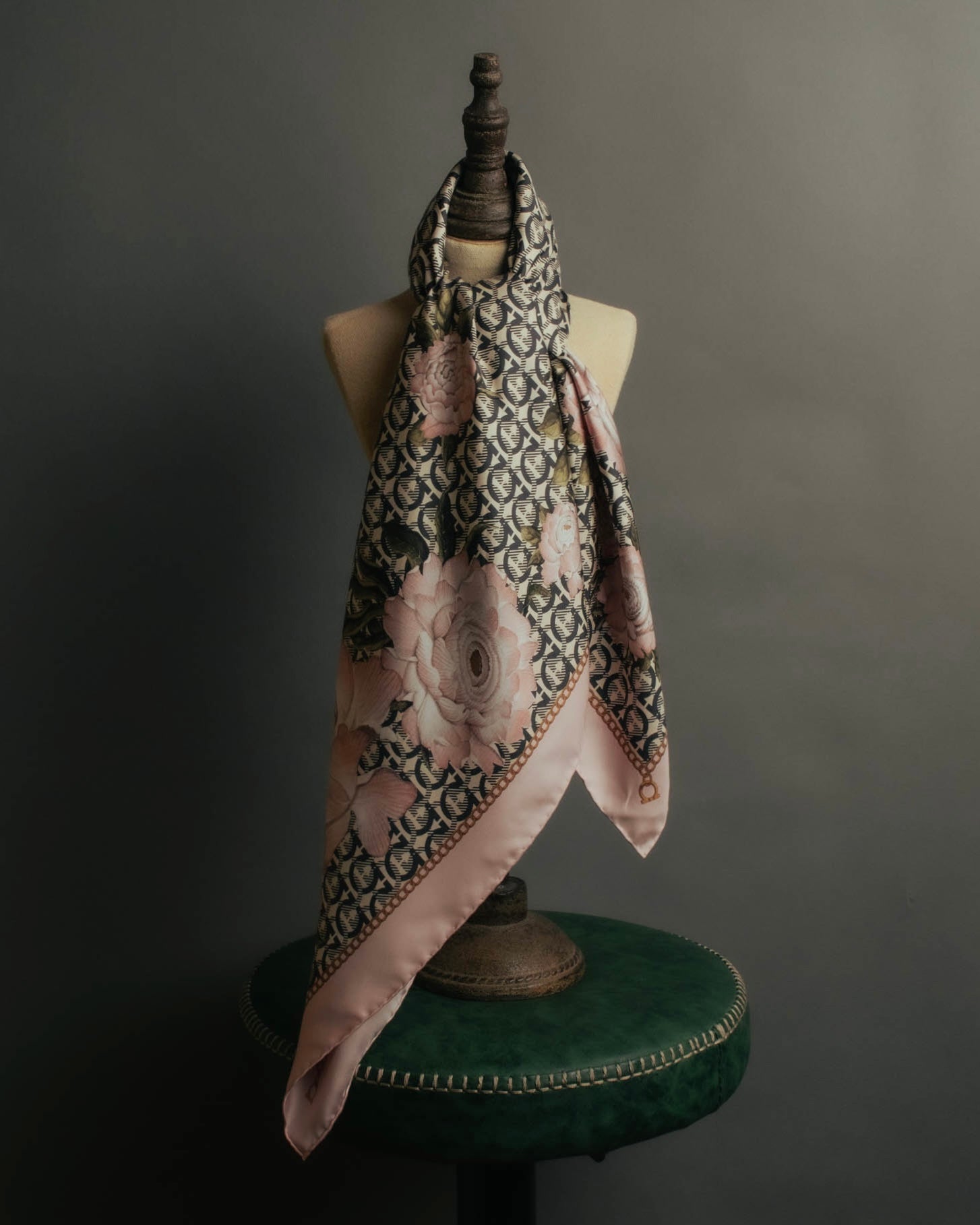 "Salvatore Ferragamo" 90's-00's Elegant floral silk scarf