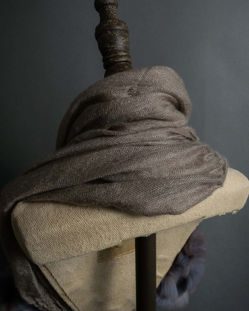 "FENDI" 04-10's Petal motif fur docking long muffler