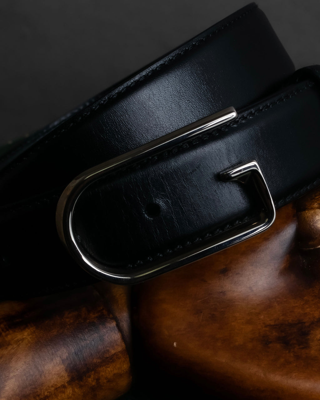 "GUCCI" Organic curved buckle design leather belt