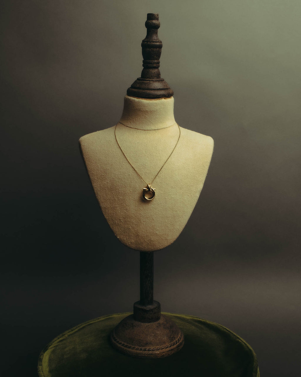 “Ferragamo” 90’s-00’s Interlocking ring pendant necklace