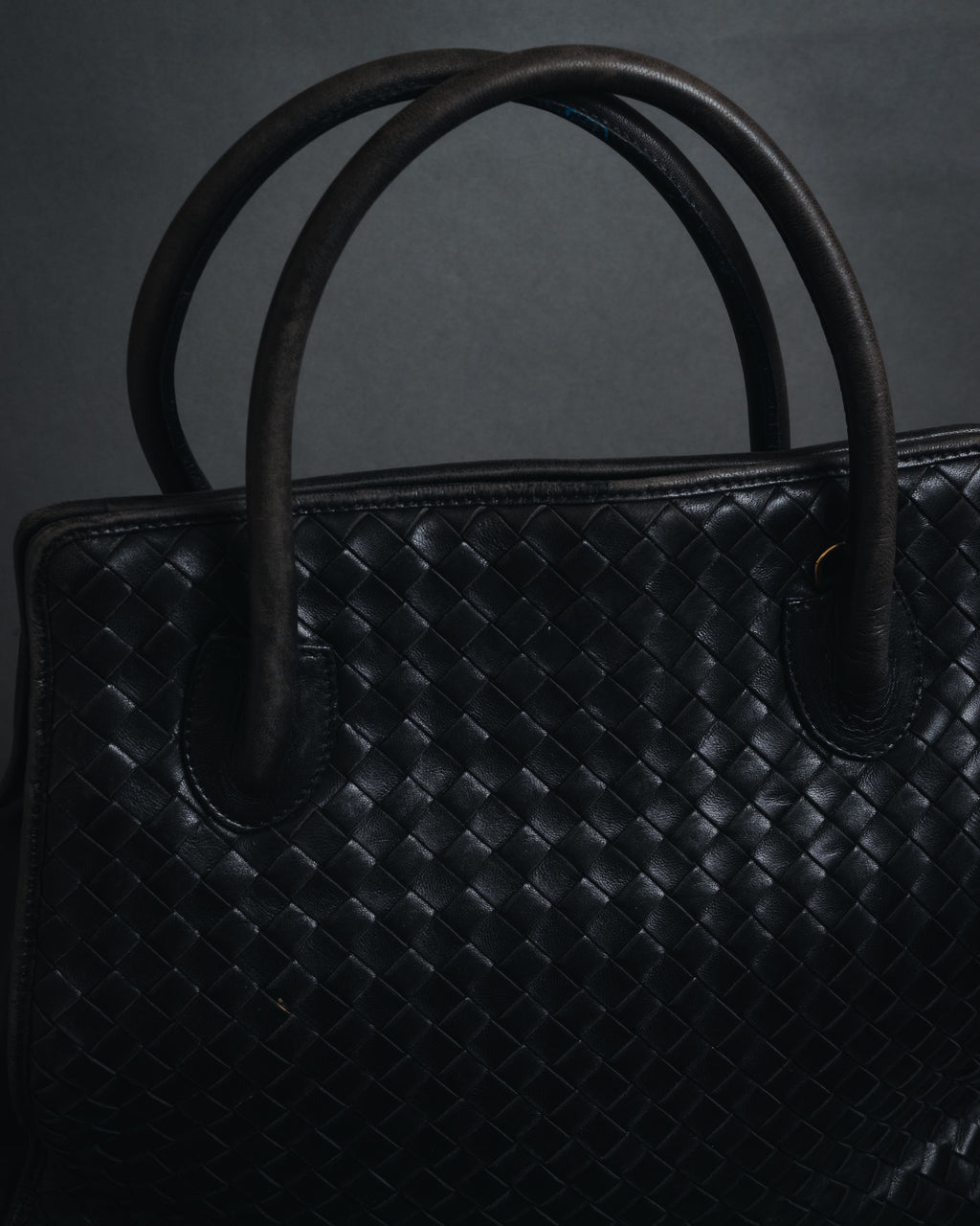 –SPECIAL– "BOTTEGA VENETA"
90’s-00’s intrecciato trapezoid handle bag