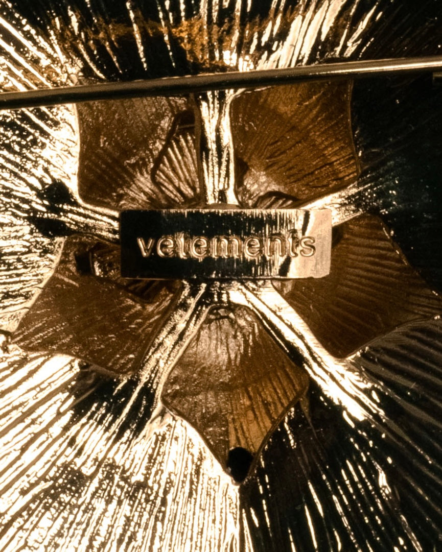 “VETEMENTS” 2017-2021 Archive-referenced mother of pearl flower brooch