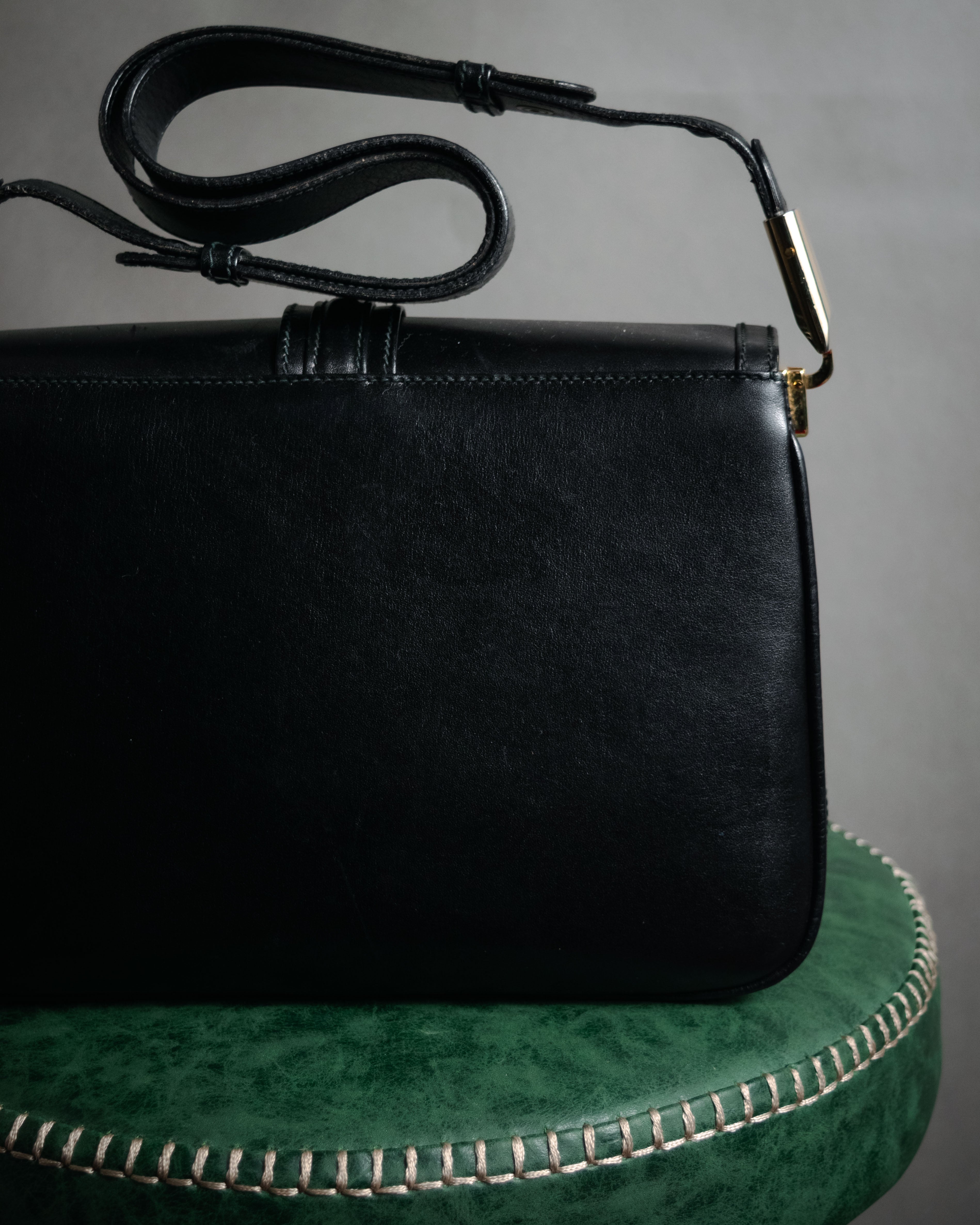 "GUCCI" 70’s boutique push lock box calf shoulder bag