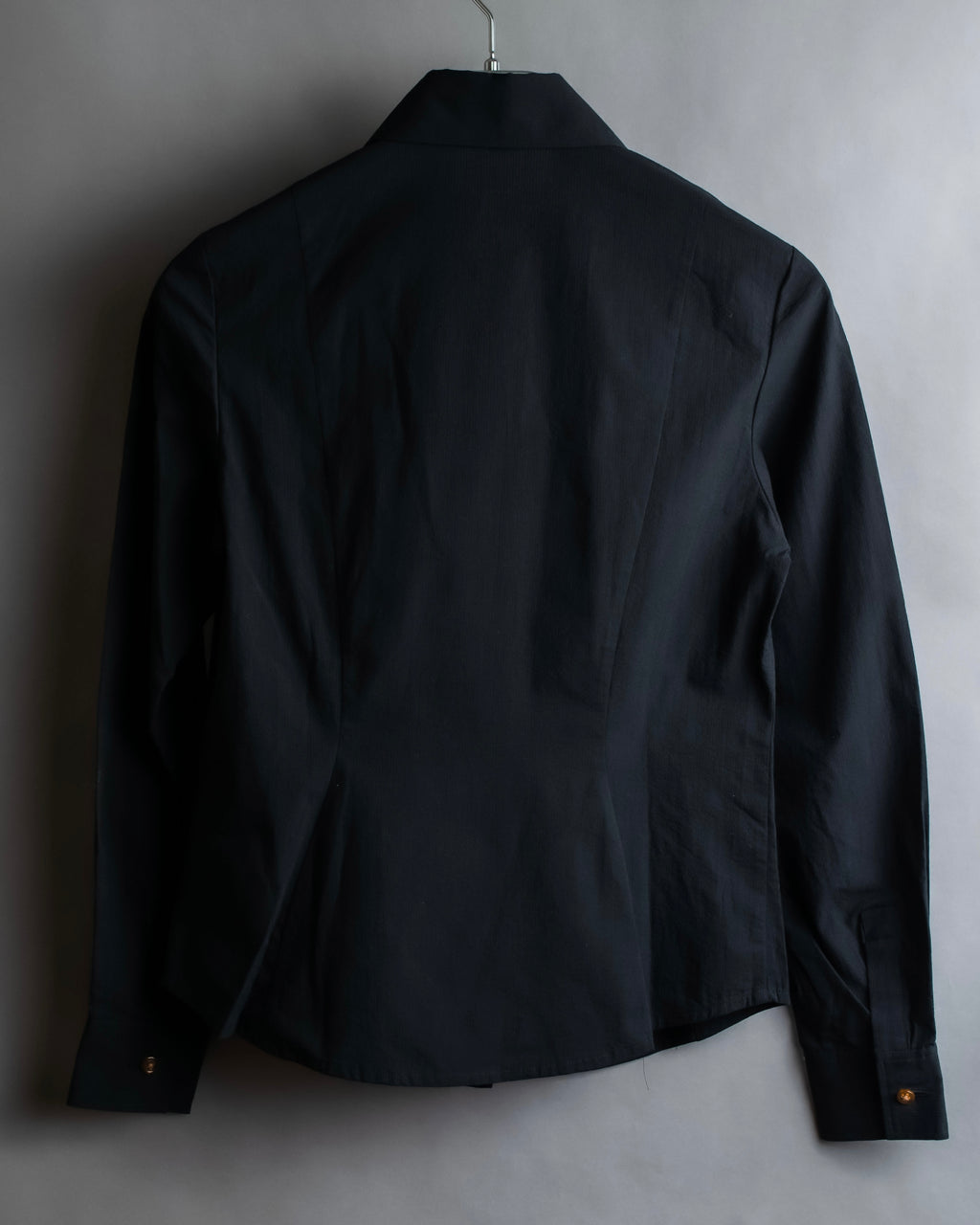 "Vivienne Westwood RED LABEL"
 Front button cutting design shirt