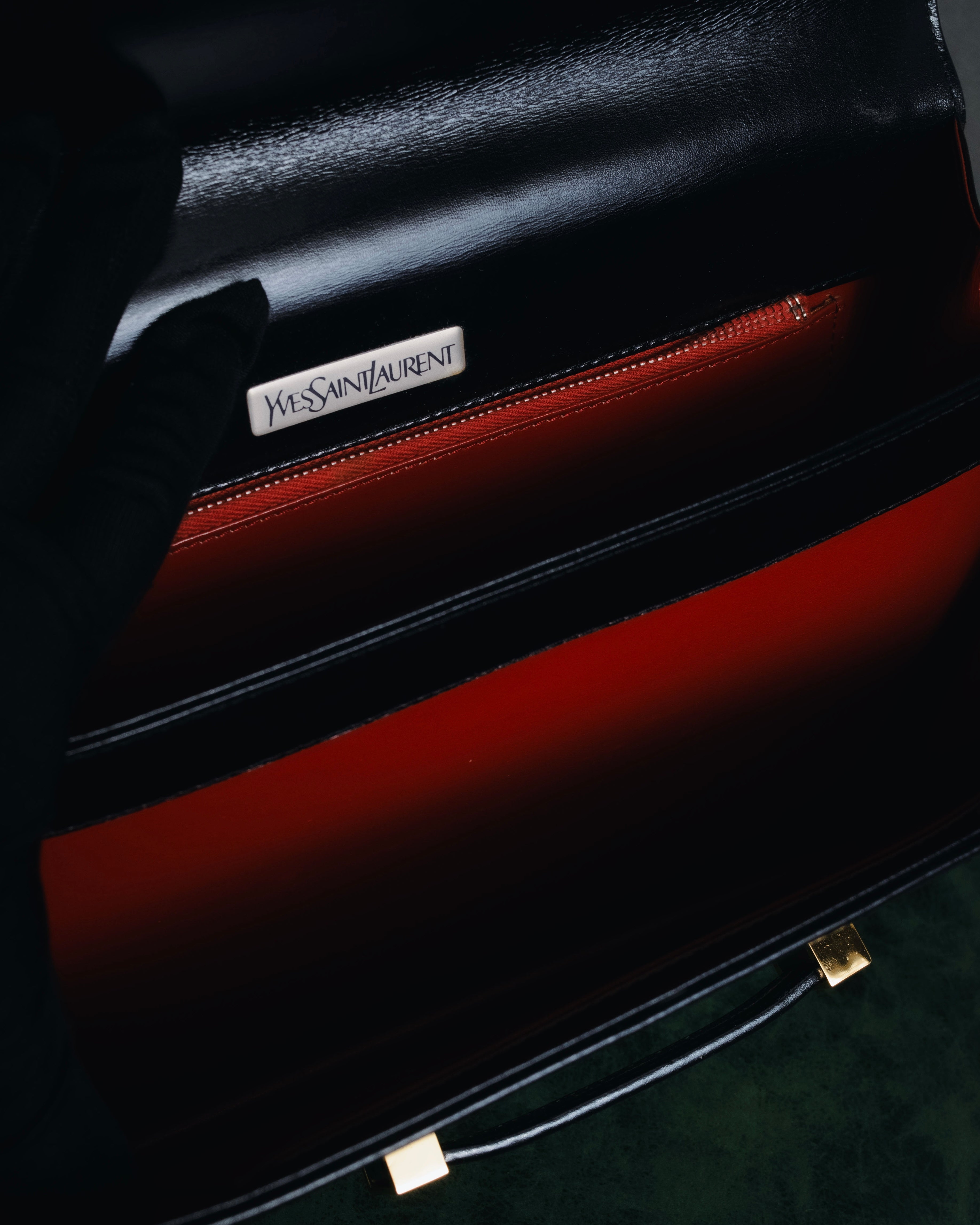 Bolso de cuero con diseño acolchado de diamantes de Yves Saint Laurent de los años 80-90