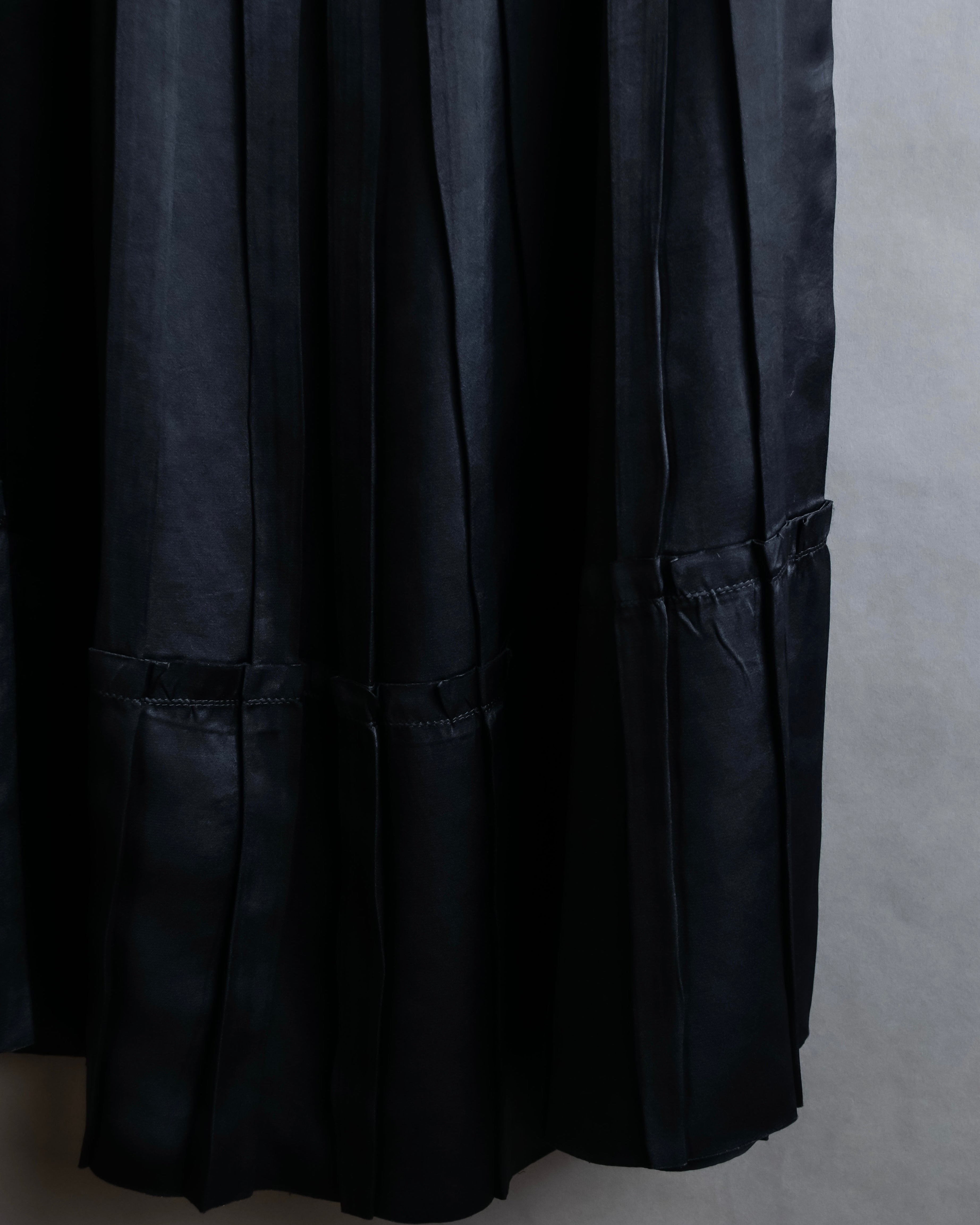 "ISSEY MIYAKE" Ribbon belt design pleats skirt