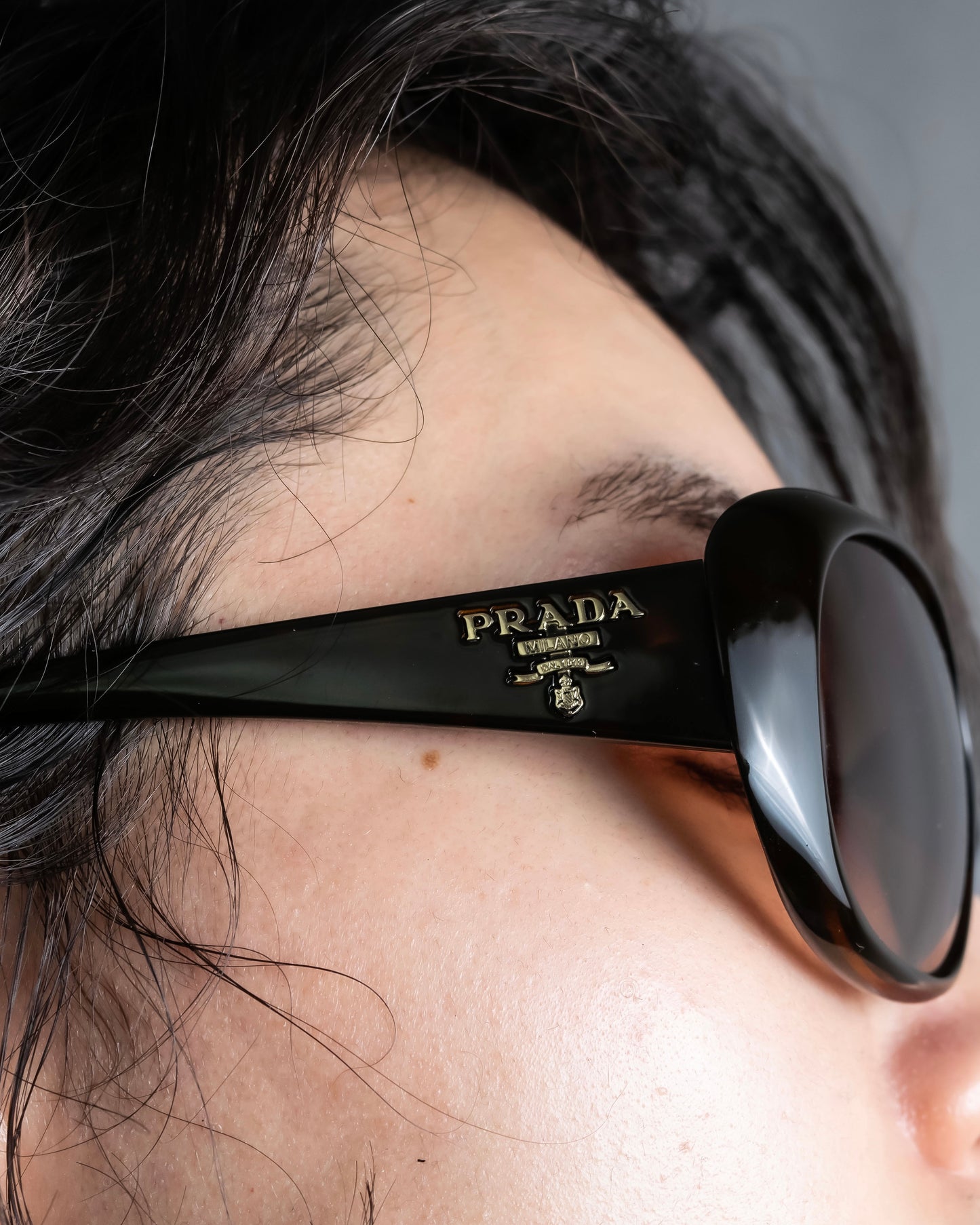 "PRADA" Butterfly frame logo engraved sunglasses