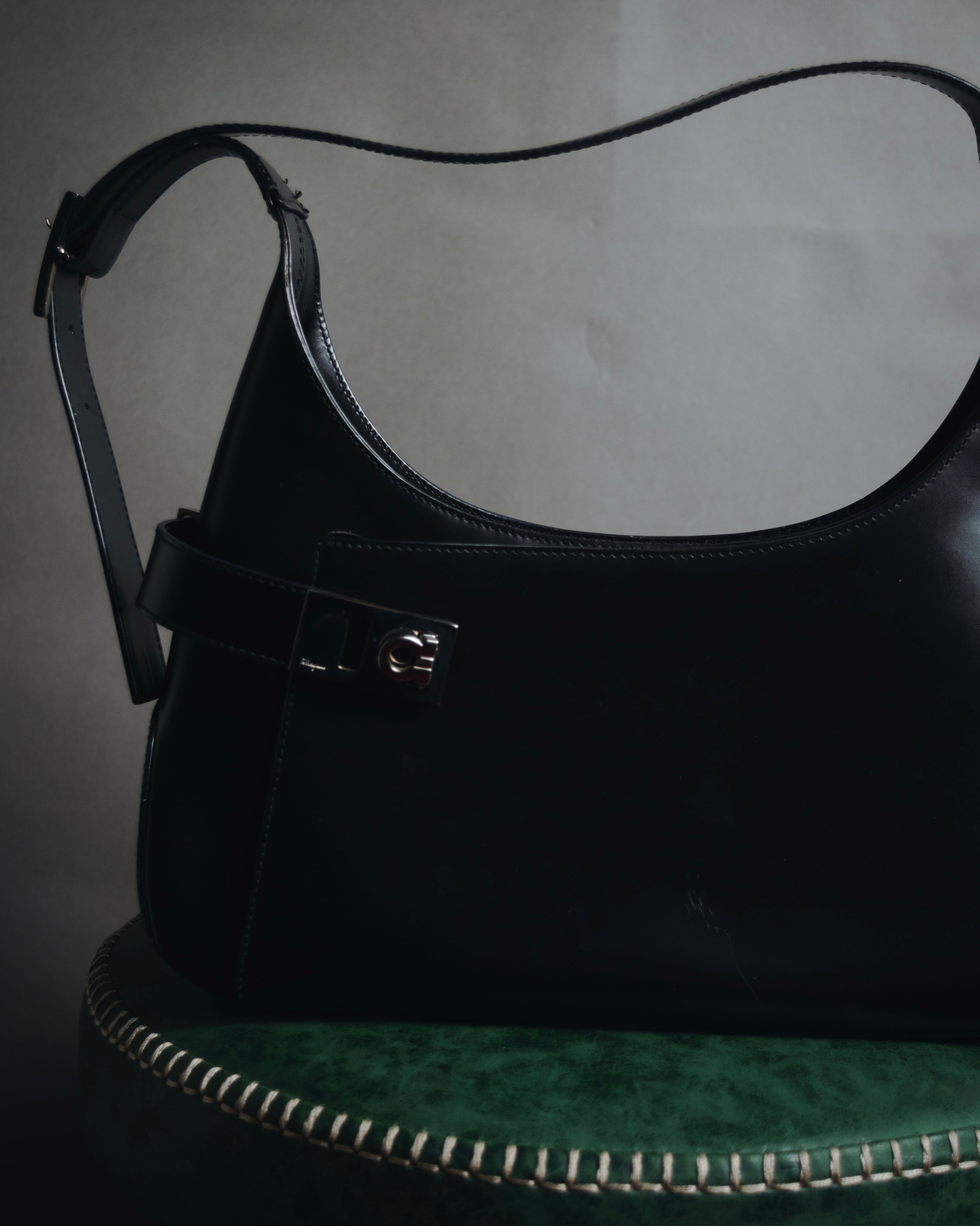 "Salvatore Ferragamo" 90’s-00’s minimalist gancini buckle hobo bag