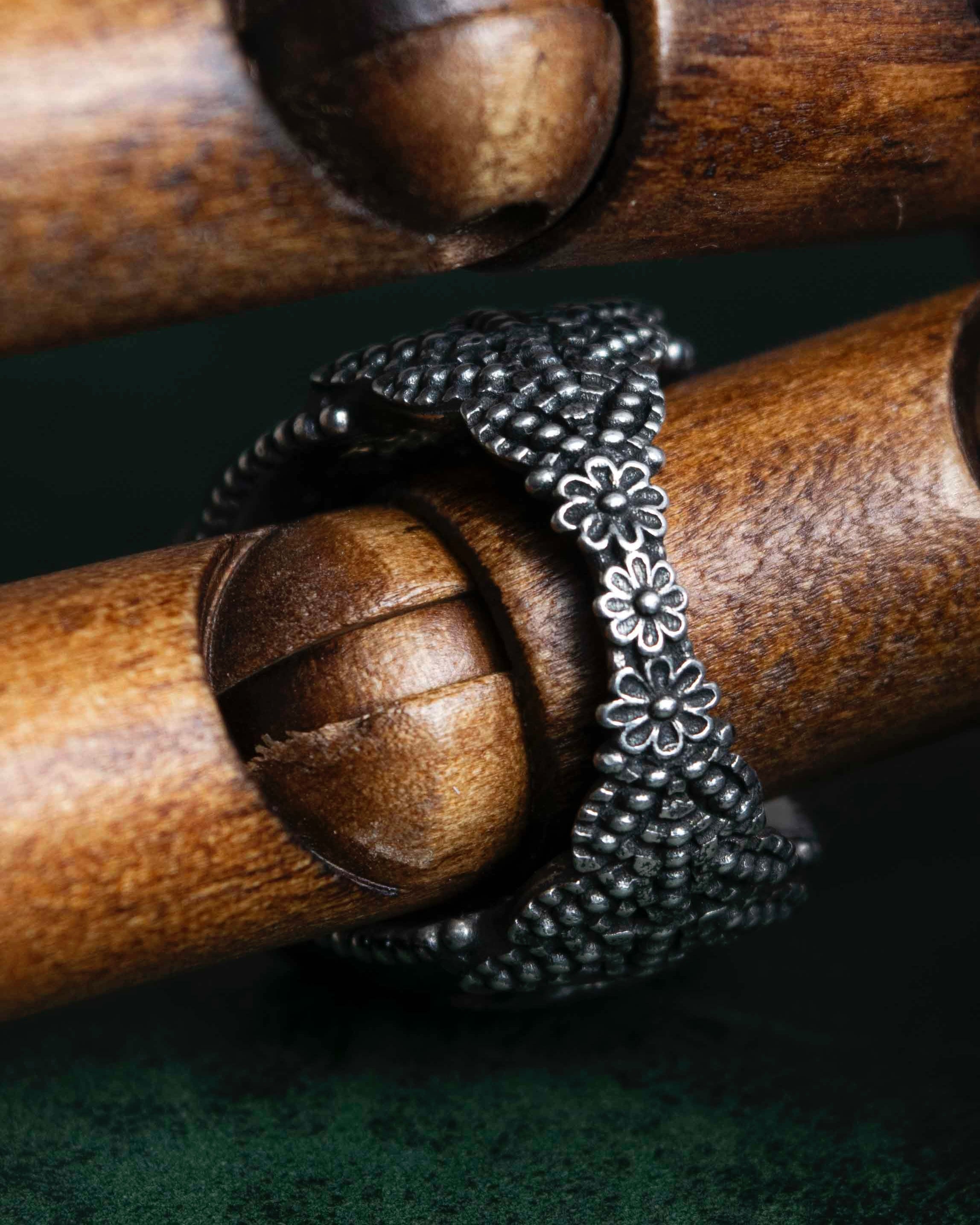 "GUCCI" Emerald color rhinestone GG motif engraved signet ring