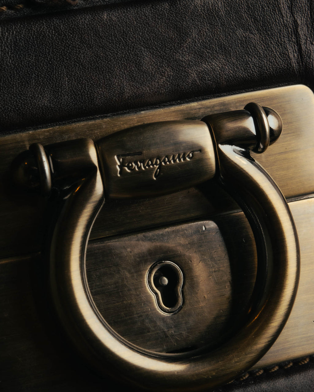 -SPECIAL- “Salvatore Ferragamo” 00’s-10’s Leather scale appliqué gancini shoulder bag