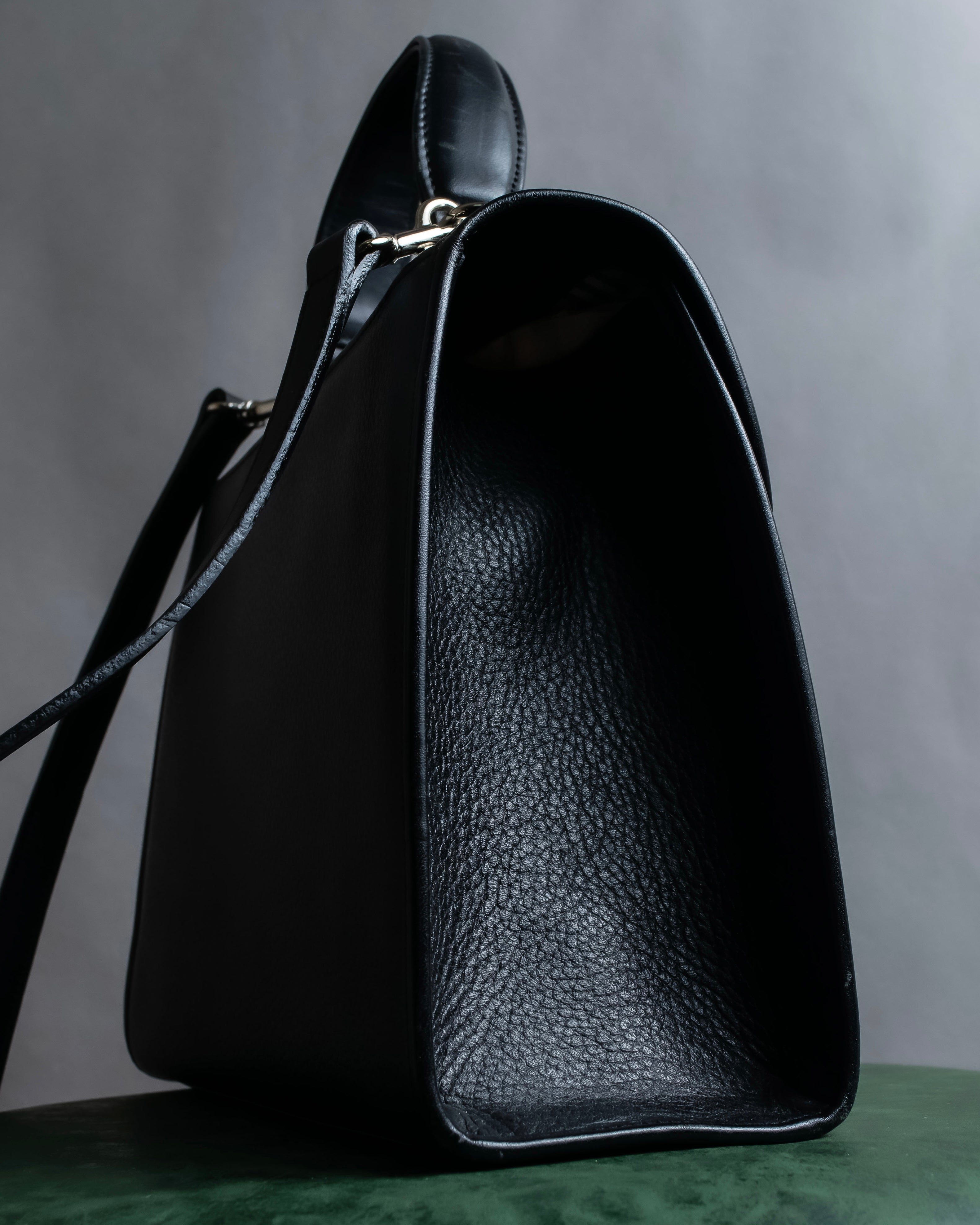 "BURBERRYS" Metal fittings design grain leather 2way bag