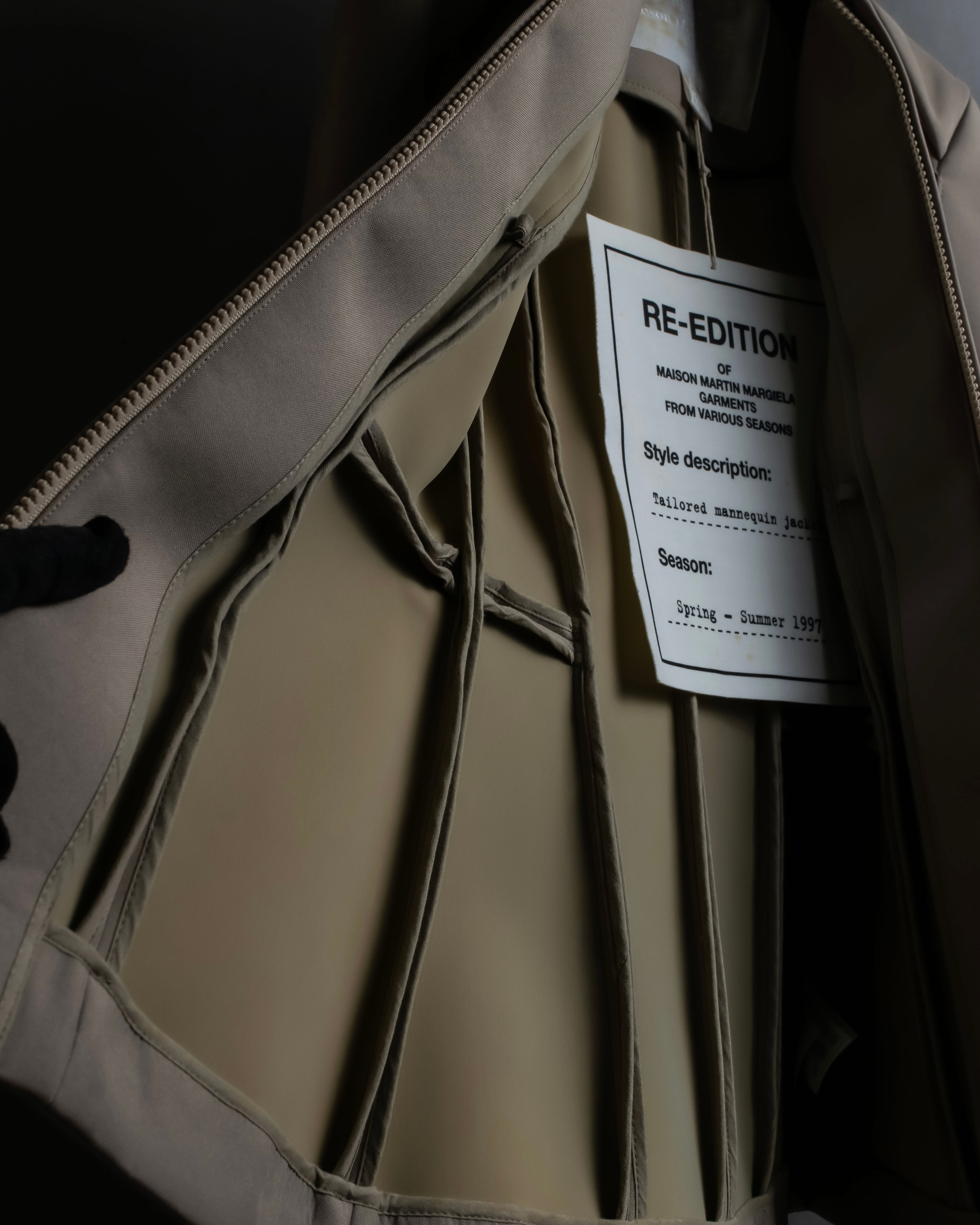 "Maison Martin Margiela × H&M"
Reconstructed zip-up design jacket