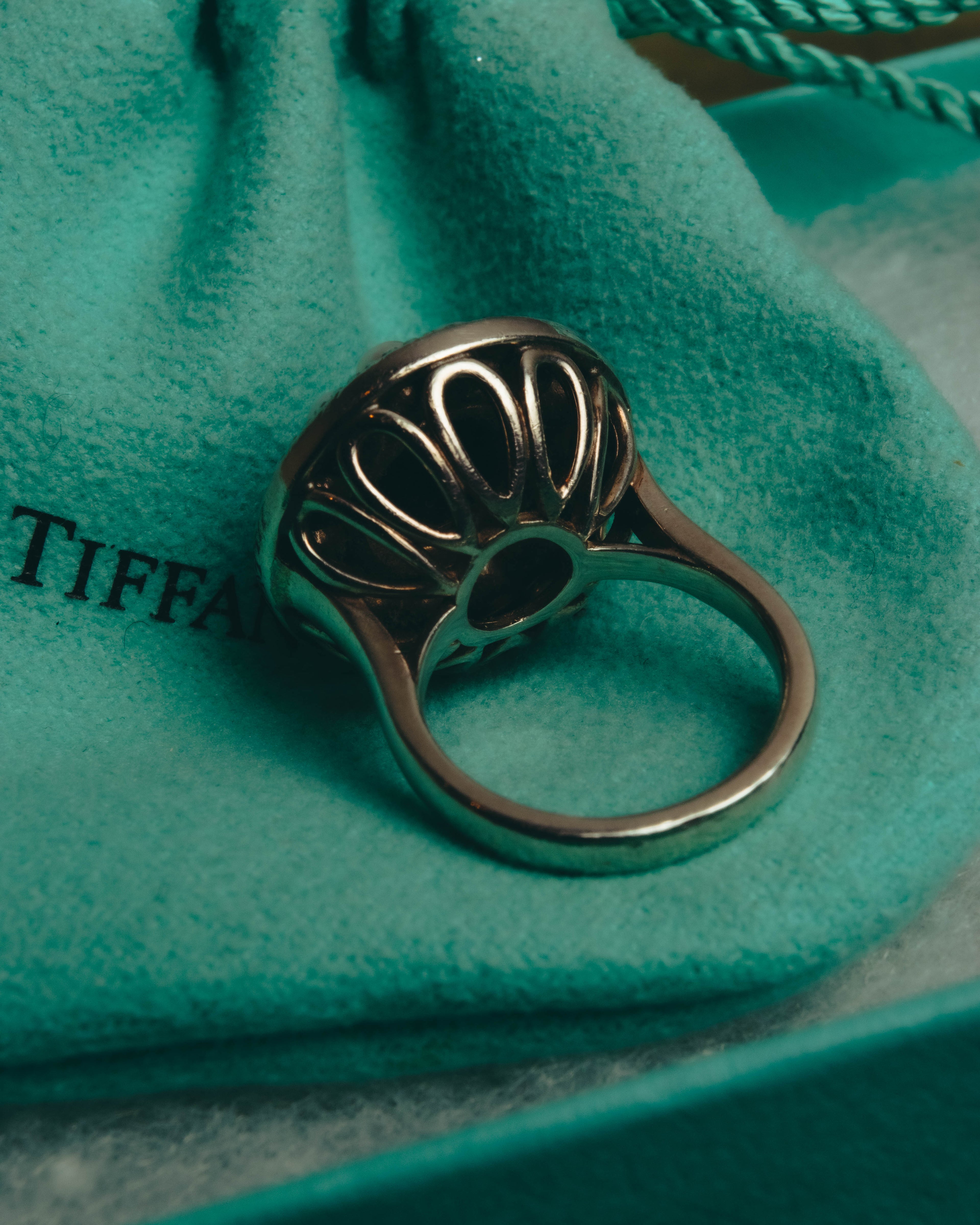 -SPECIAL- “Tiffany & Co.” 2000’s Pearl and black stone Ziegfeld cocktail ring