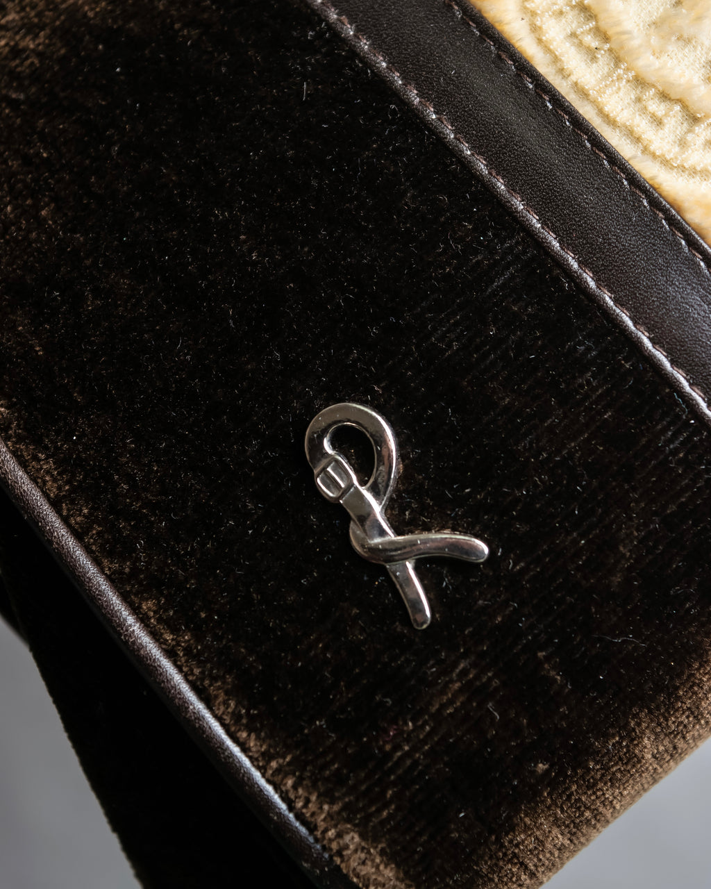 "Roberta Di Camerino"
 Velvet combination design hand bag