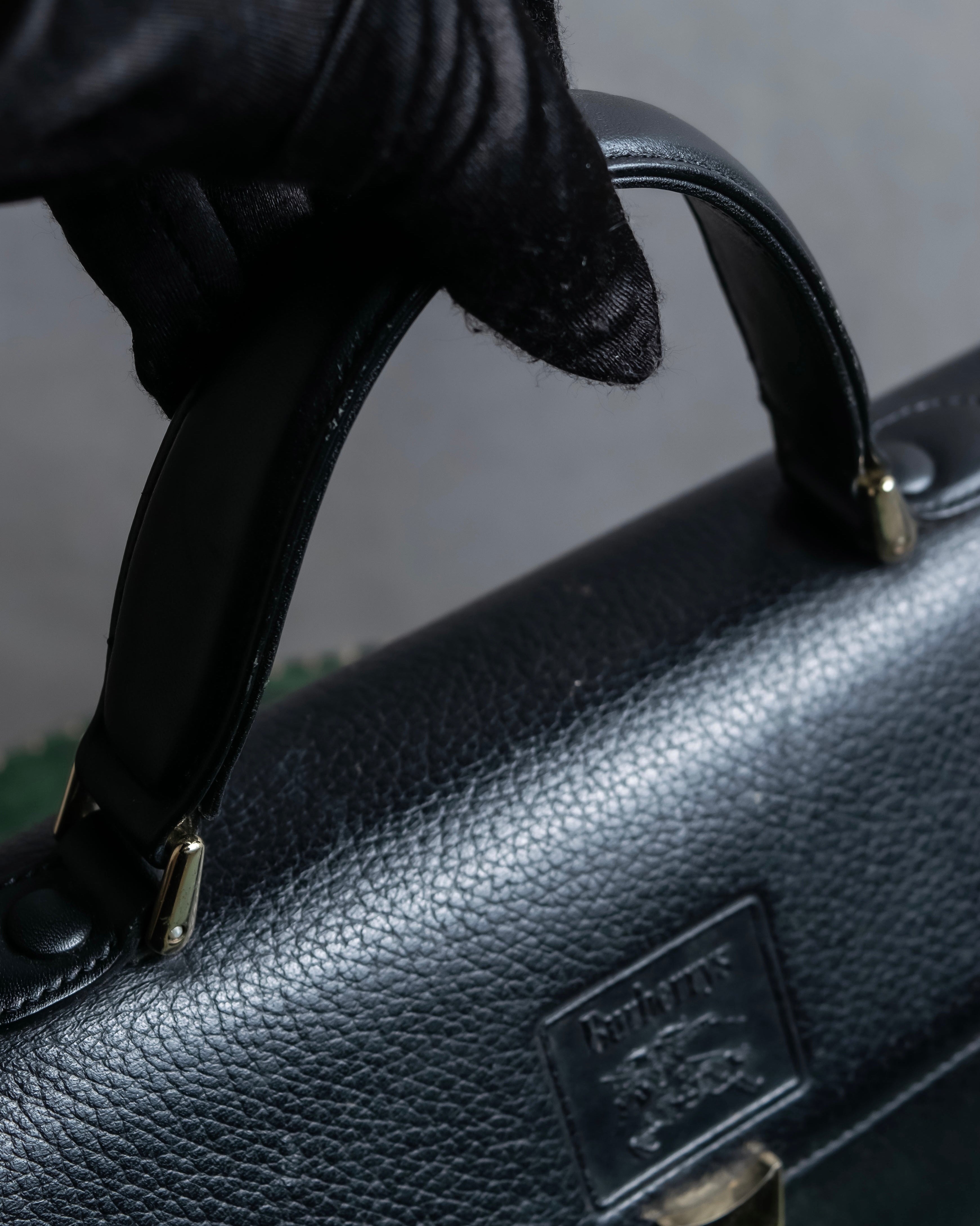 "BURBERRYS" Horizontal shape grained leather one-handle bag